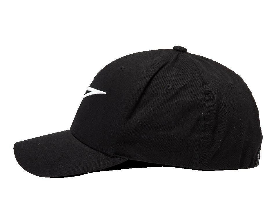 Gorra Alpinestars Ageless Curve, gorra de béisbol con visera curva, negra con logotipo blanco bordado en 3D, vista de perfil lateral, tejido de sarga, estilo deportivo casual