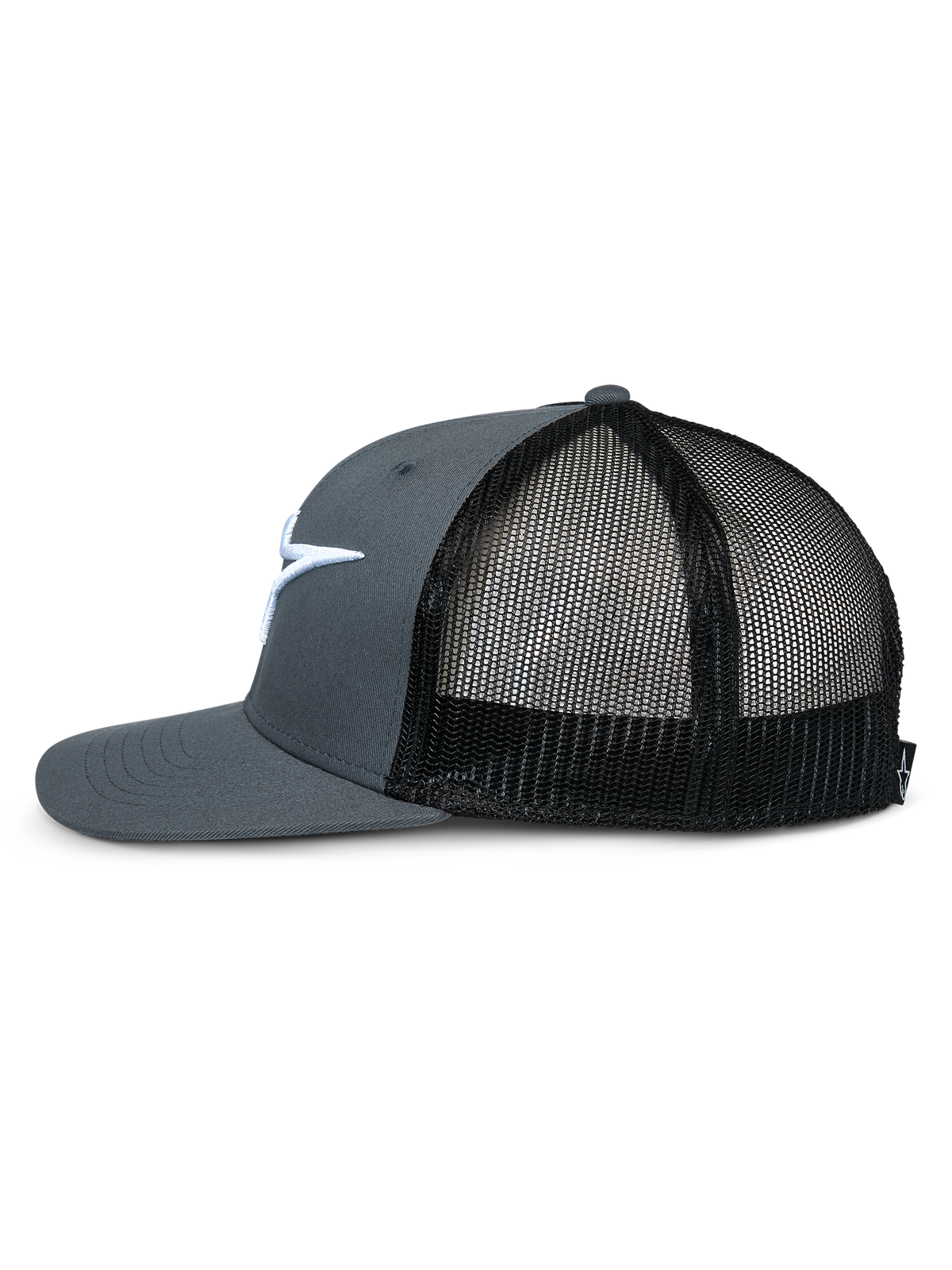 Alpinestars Corp Trucker, gorra tipo trucker, gris y negra, vista de perfil lateral que muestra la visera plana, corona gris estructurada, paneles traseros de malla negra y logotipo bordado blanco, accesorio casual inspirado en el automovilismo