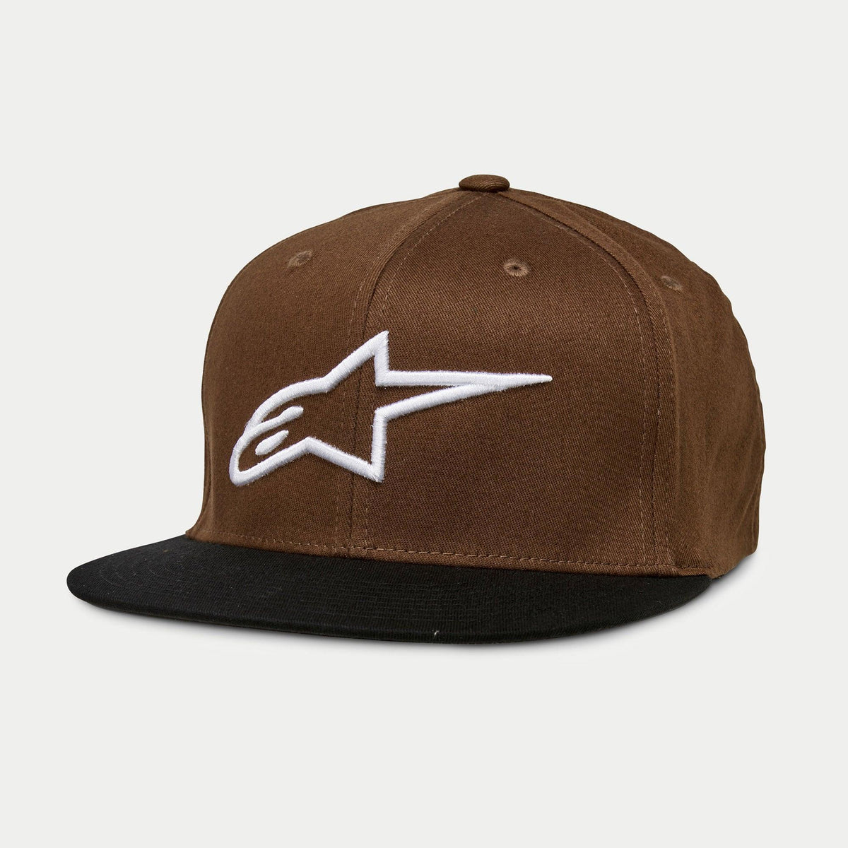 Gorra Alpinestars Ageless Flatbill, corona marrón con visera plana negra, con el logotipo de Alpinestars bordado en blanco en la parte delantera, corona estructurada, accesorio casual inspirado en el motorsport.