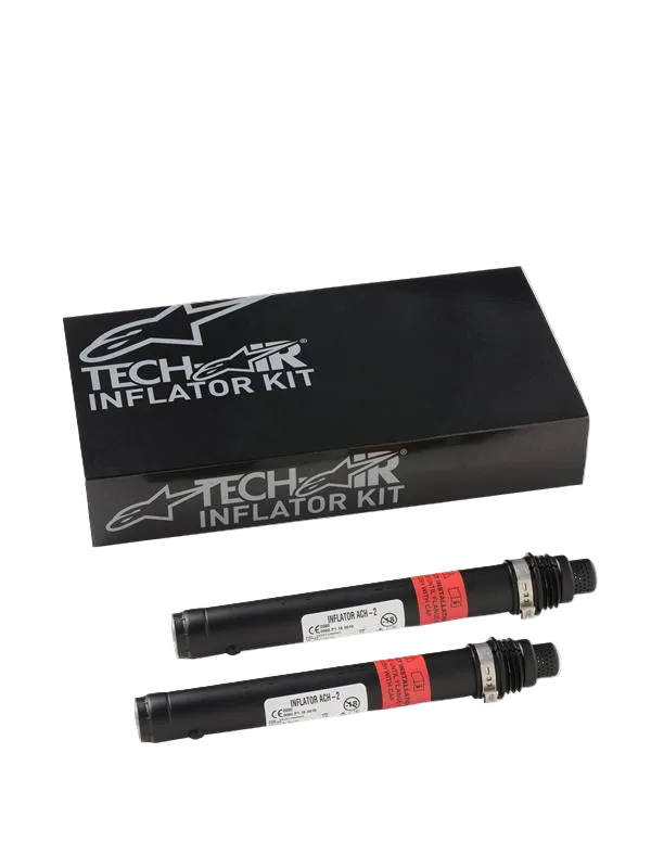 Cartuchos de repuesto Alpinestars Tech-Air 3 V2 para sistema de airbag, dos infladores cilíndricos negros de gas argón con etiquetas de advertencia rojas, caja negra de Tech-Air Inflator Kit con marca Alpinestars plateada, kit de mantenimiento esencial para sistemas de airbag de moto