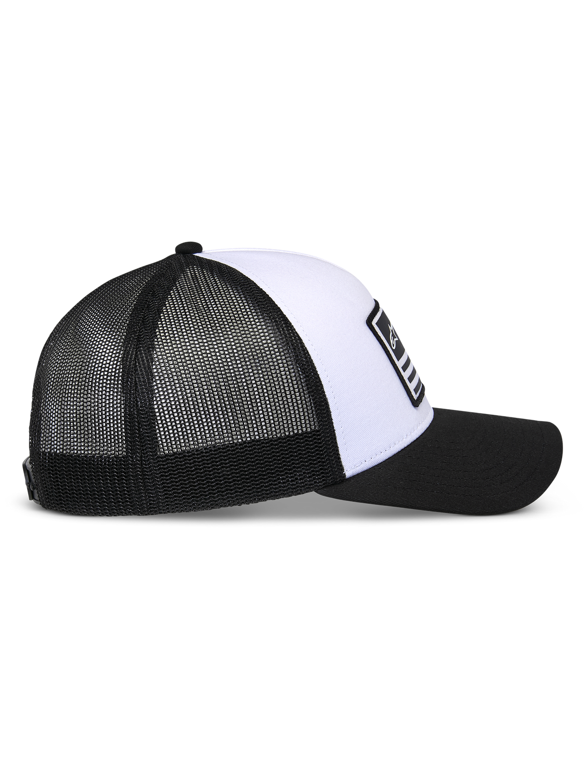 Gorra Snapback Flag de Alpinestars, blanca y negra, vista de perfil lateral, corona blanca estructurada con visera curva negra, paneles traseros de malla negra transpirable, gorra casual de inspiración motorsport