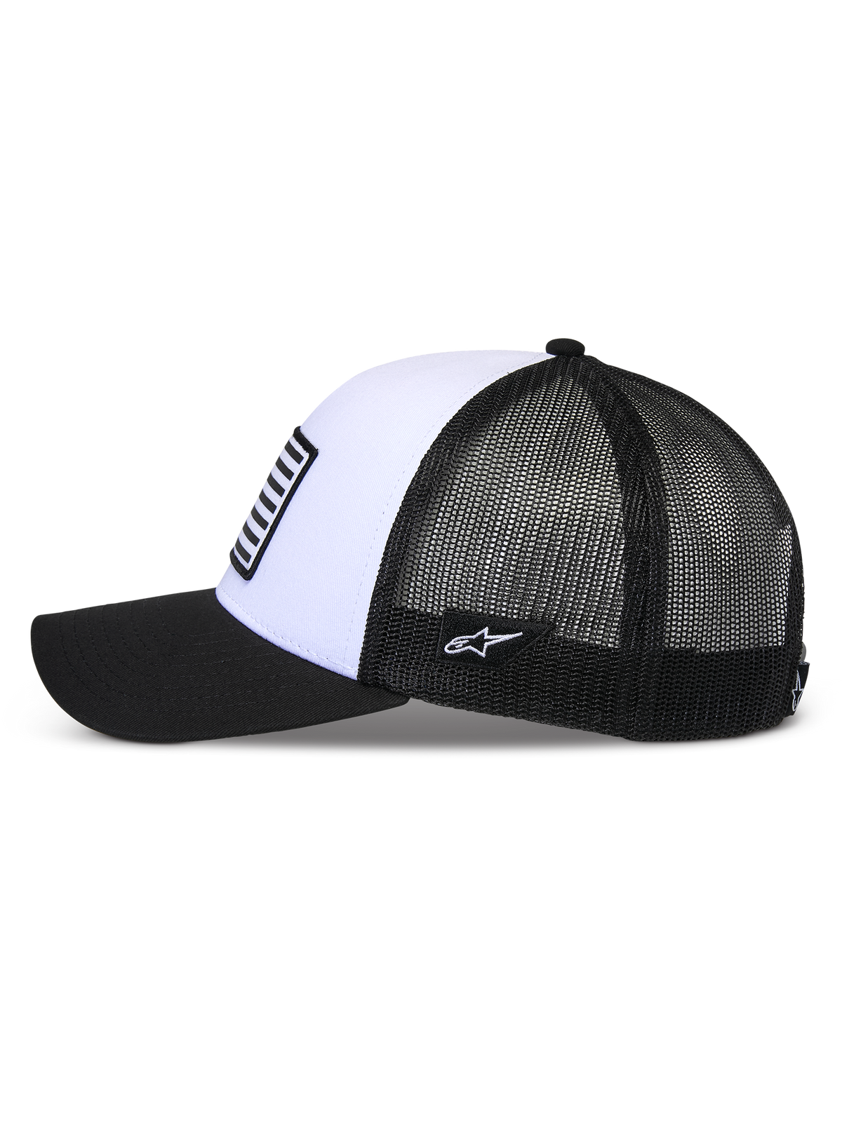 Gorra Alpinestars Flag Snapback, blanca y negra, vista de perfil lateral, con visera curva negra, panel frontal blanco estructurado con un parche estilo bandera y parte trasera de malla negra transpirable