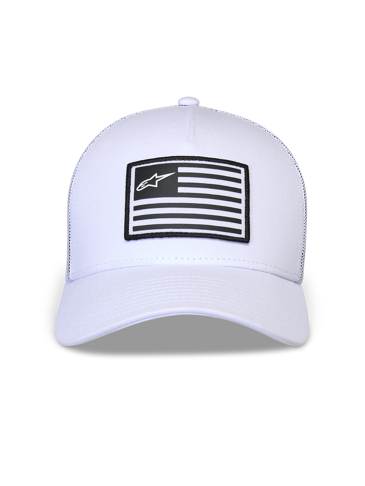 Gorra Alpinestars Flag Snapback, blanca, corona estructurada con visera curva, parche rectangular delantero en blanco y negro con el logotipo de Alpinestars, accesorio casual inspirado en el automovilismo