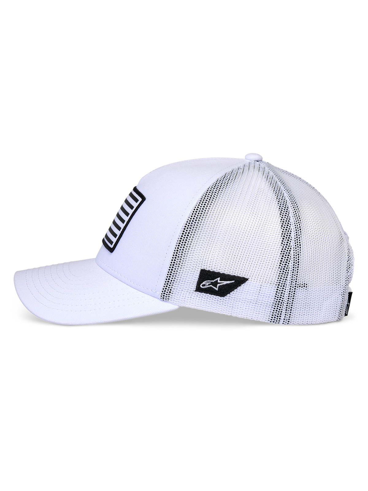 Gorra Alpinestars Flag Snapback, blanca, vista de perfil lateral de gorra estilo trucker con visera curva y parte trasera de malla blanca, con parche de logo negro en el lateral y parche frontal a rayas