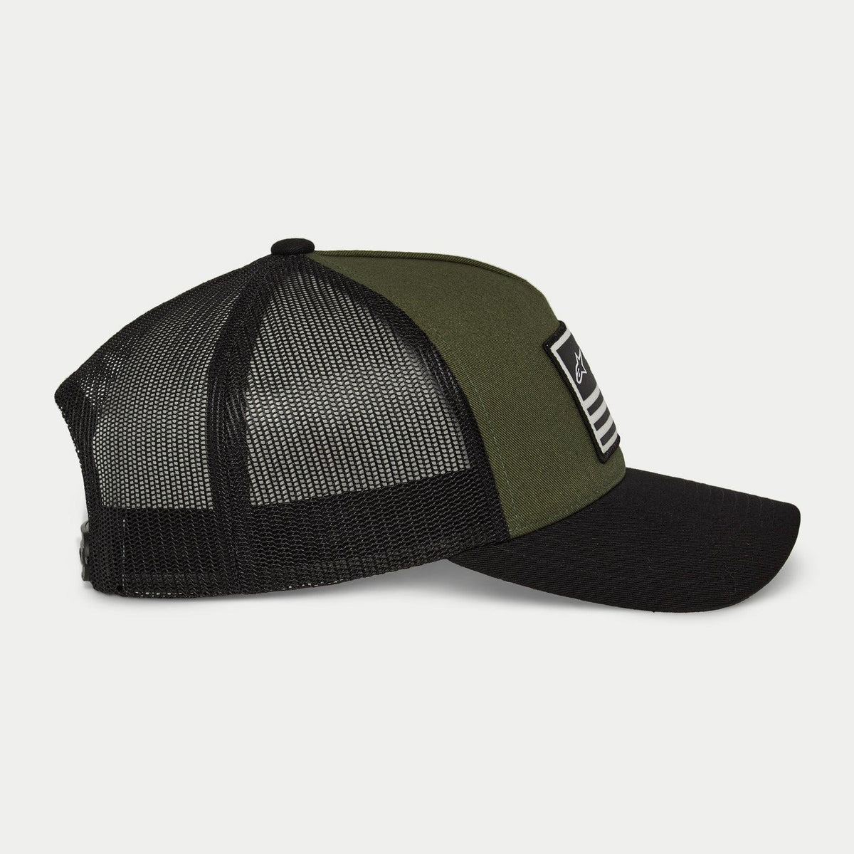 Gorra Snapback Flag de Alpinestars, verde militar y negro, vista de perfil lateral con visera curvada y paneles traseros de malla negra, parche rectangular frontal con logo blanco y rayas, accesorio casual inspirado en el automovilismo