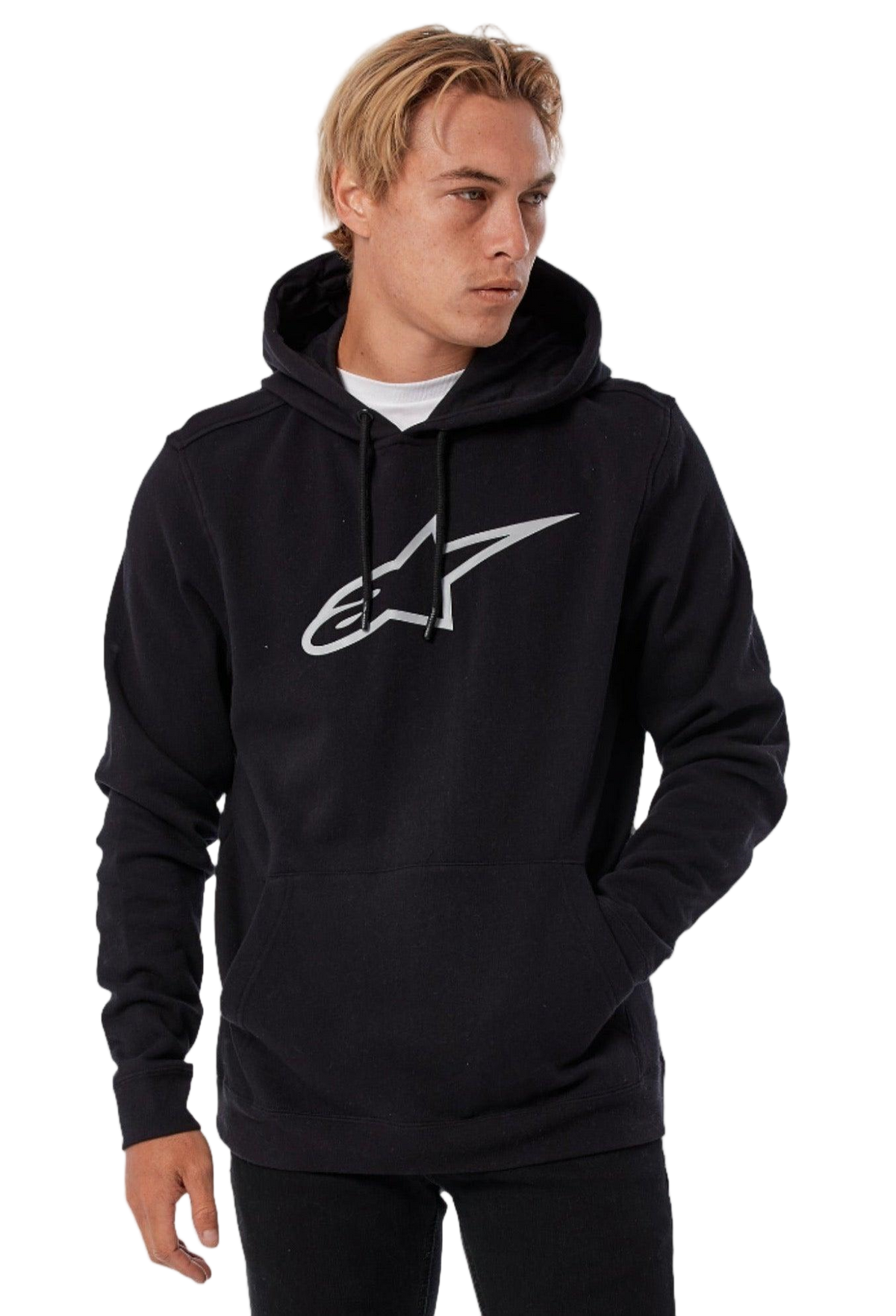 Hombre usando la sudadera con capucha Alpinestars Ageless V3, de color negro con un gran logotipo de Astars perfilado en gris en el pecho, estilo urbano casual con capucha con cordón y bolsillo tipo canguro, prenda cómoda para el día a día