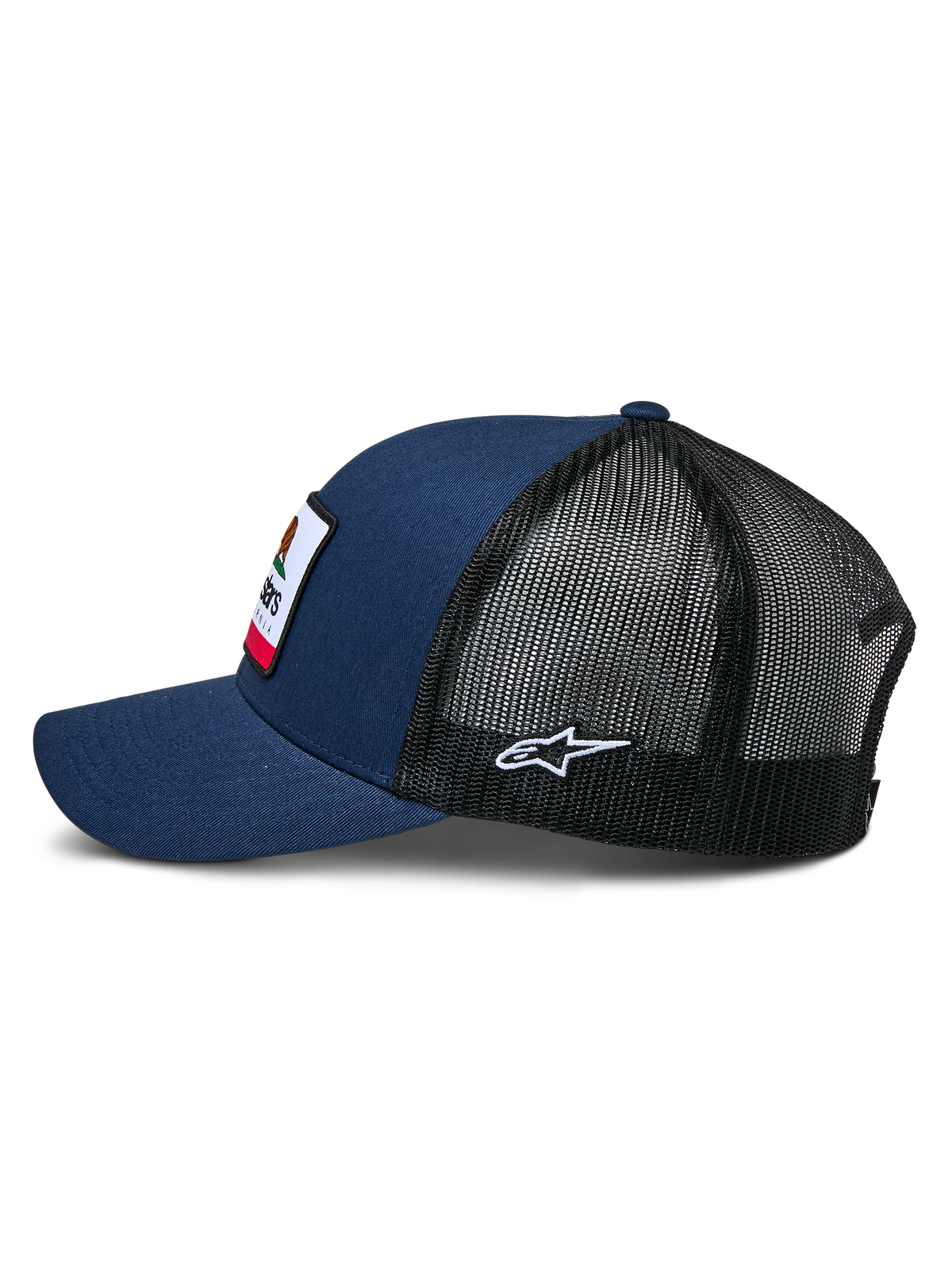 Gorra Alpinestars Cali 2.0, azul marino y negro, vista de perfil lateral, parte frontal de sarga con parche tejido con borde merrow, parte posterior de malla de poliéster negra con logotipo de estrella bordado en blanco, visera curva, diseño casual inspirado en el automovilismo