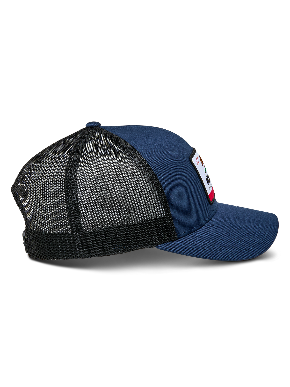 Gorra Alpinestars Cali 2.0, azul marino con malla negra, vista de perfil lateral, gorra trucker estructurada con visera curva y frontal de sarga, parte trasera de malla de poliéster transpirable, accesorio casual de estilo motorsport