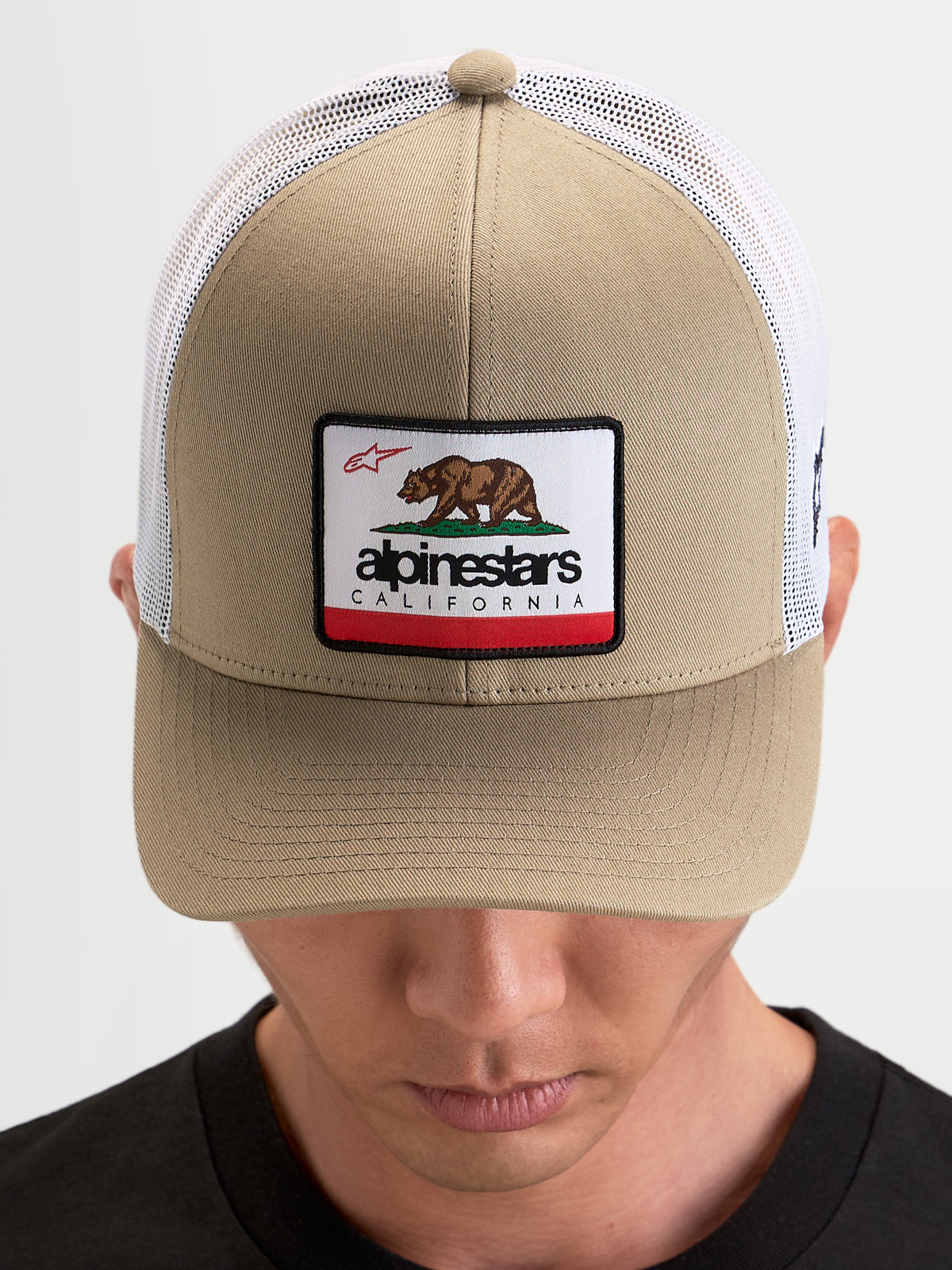 Alpinestars Cali 2.0 Gorra, gorra de estilo trucker sportswear, caqui y blanca, con corona estructurada de sarga, parche de oso de California y visera curva en modelo