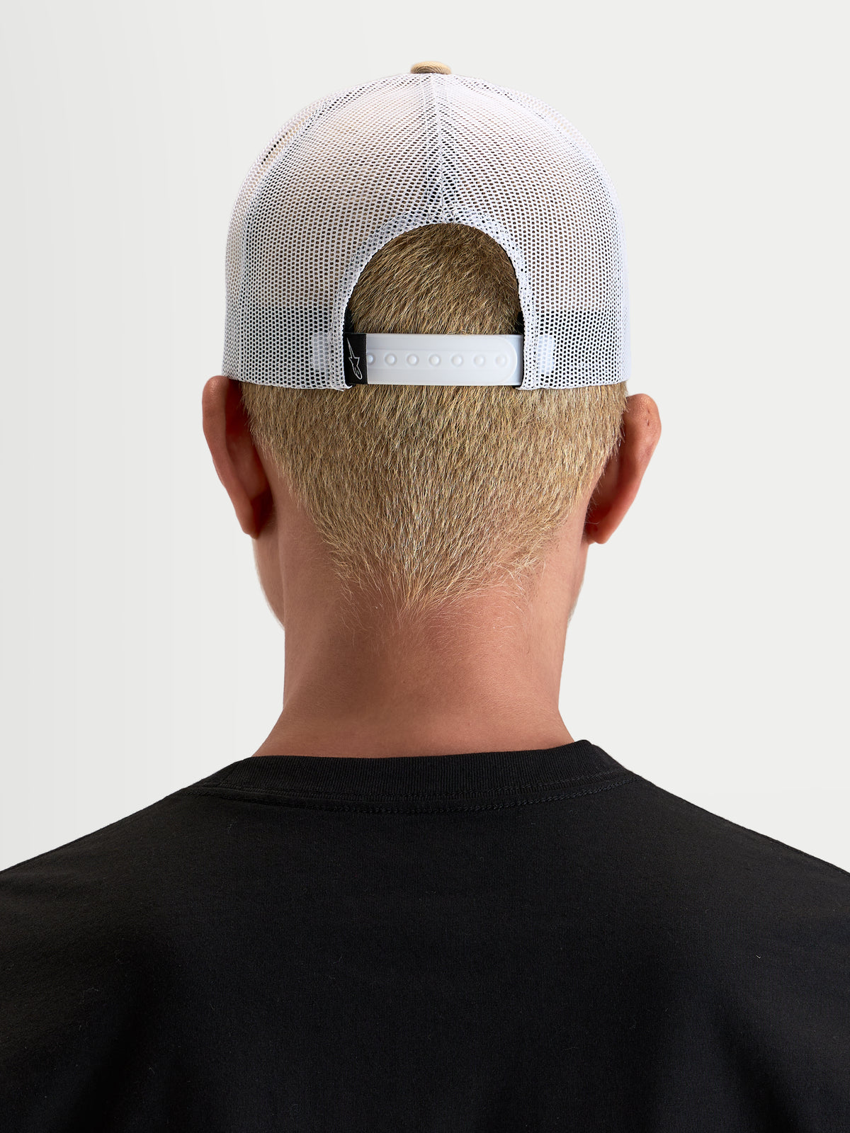 Alpinestars Cali 2.0 gorra, gorra trucker sportswear, caqui y blanca, vista trasera que muestra el cierre ajustable snapback y la malla transpirable, unisex lifestyle apparel
