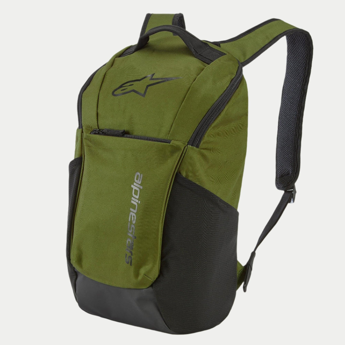 Mochila Alpinestars Defcon V2, verde militar, mochila diaria compacta con logotipo en negro, con paneles en contraste, bolsillo frontal con cremallera, bolsillos laterales de malla y tirantes de malla transpirable