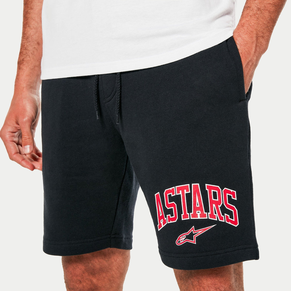 Alpinestars Dunker Short, pantalones cortos de entrenamiento para hombre en color negro, con el logotipo ASTARS impreso en rojo y blanco en el muslo, cintura elástica con cordón y bolsillos laterales, diseño deportivo de forro polar.