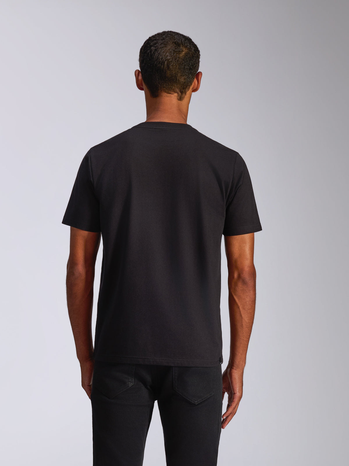Alpinestars Ageless 2.0 CSF Tee, camiseta de manga corta, negra, vista posterior en modelo, ropa urbana casual de deportes de motor
