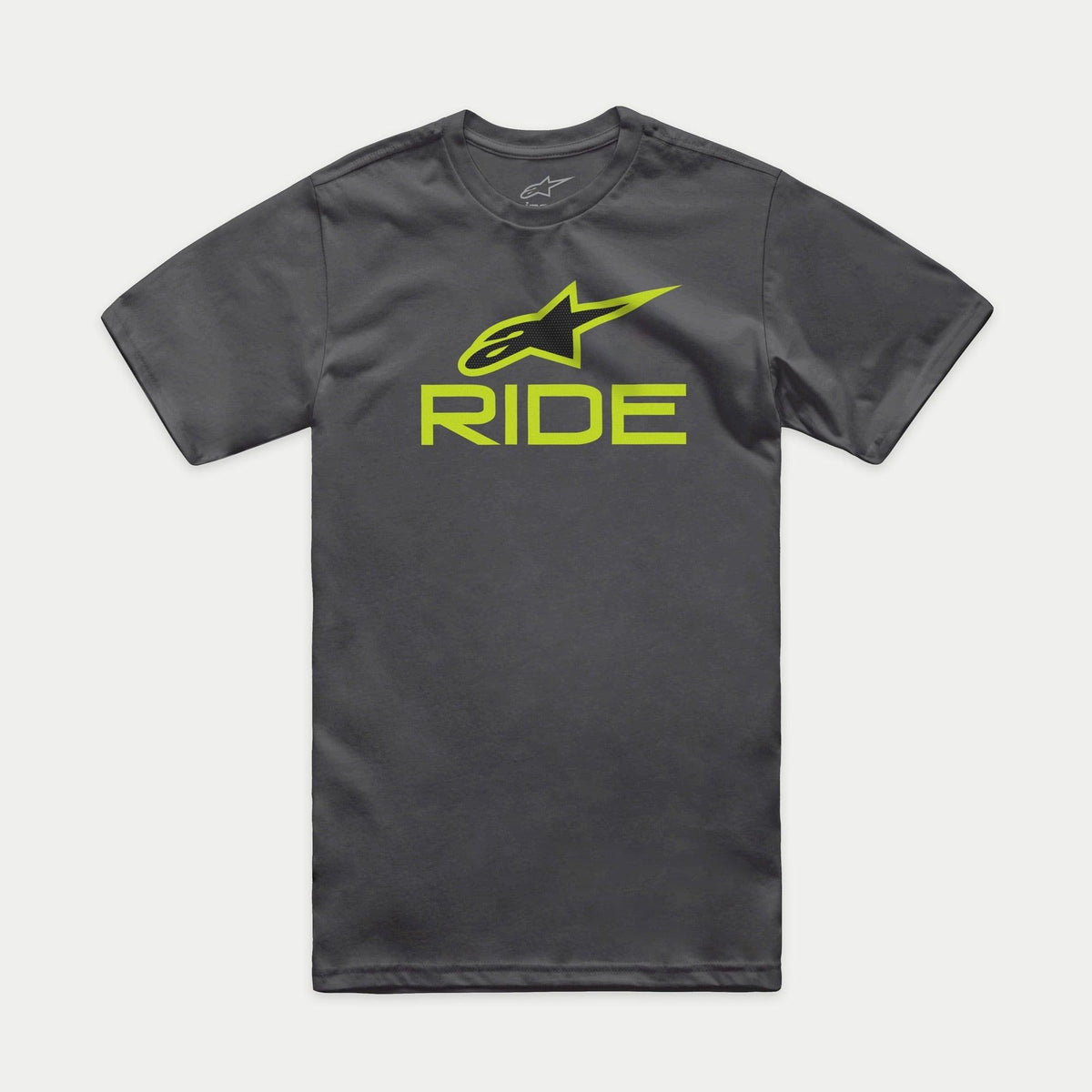 Camiseta Alpinestars Ride 4.0 CSF, camiseta de manga corta, color gris carbón, logotipo Astars en verde lima y negro con texto RIDE, ropa deportiva casual de automovilismo