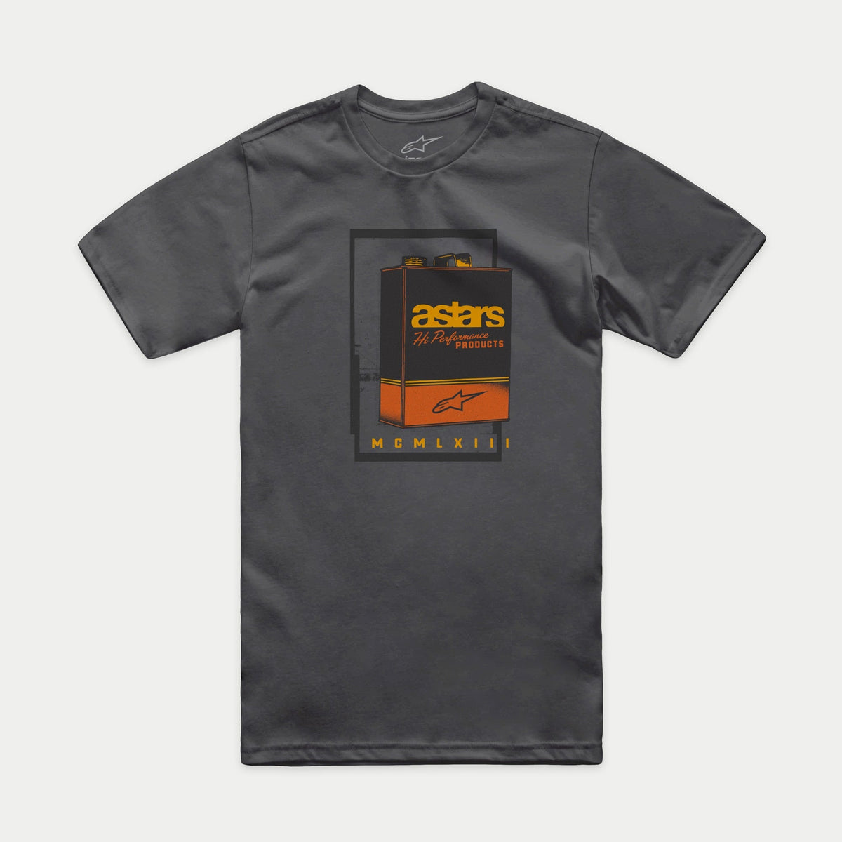 Alpinestars Galun CSF Tee, camiseta de manga corta, gris carbón, diseño frontal de lata de gasolina vintage con marca Astars y números romanos MCMLXIII, ropa urbana casual de estilo motorsport