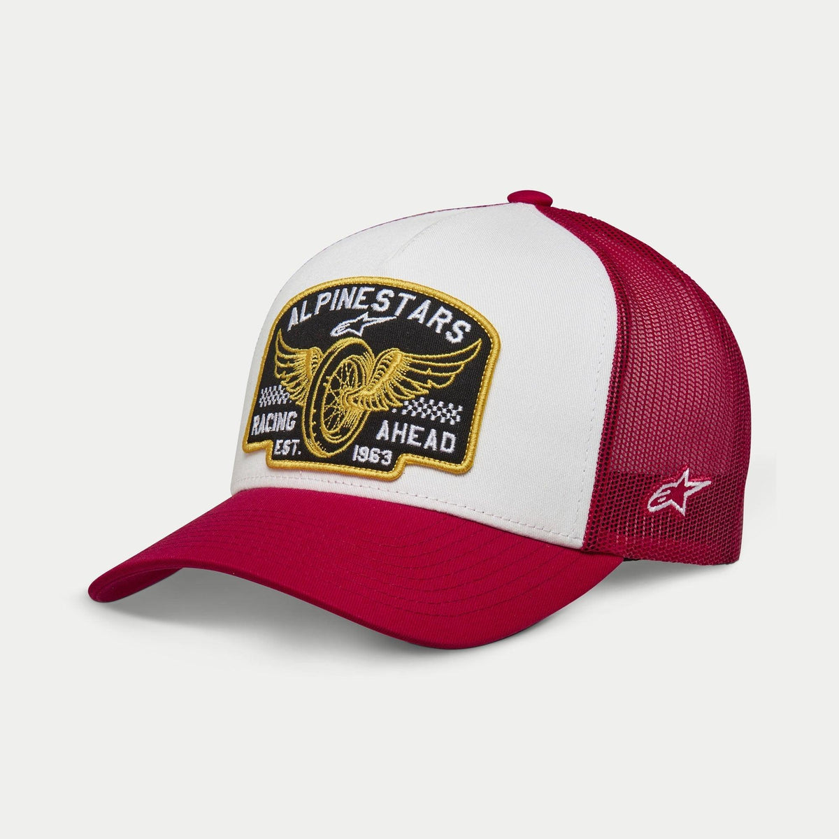 Gorra Alpinestars Heritage Patch Trucker, blanco y rojo, panel frontal blanco estructurado con gran parche bordado Alpinestars Racing Ahead, visera curva y malla trasera en rojo, logo de estrella lateral, accesorio de estilo de vida casual