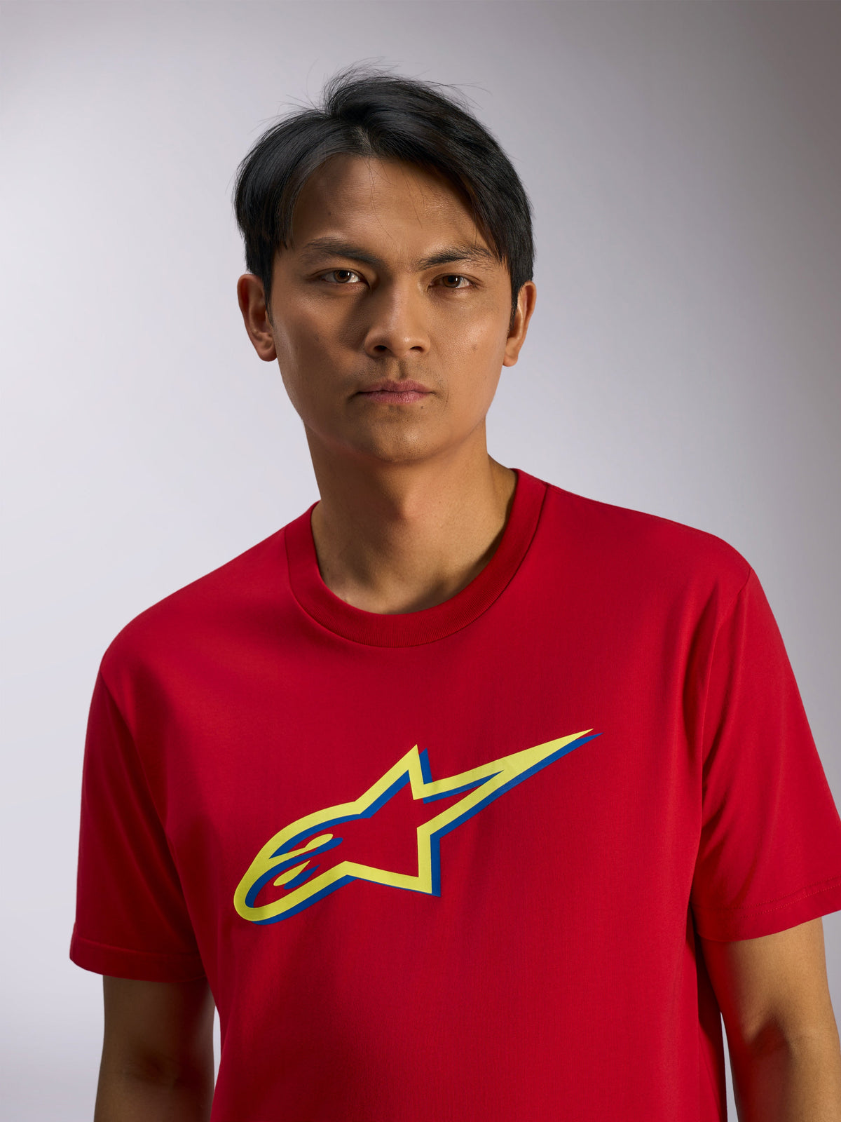 Alpinestars Ageless Shadow CSF Tee, camiseta de manga corta, roja, logotipo de sombra en amarillo y azul en el pecho, ropa deportiva casual