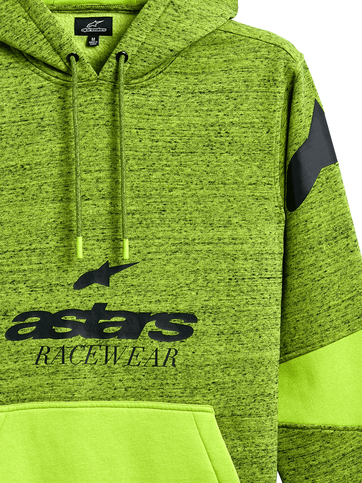 Sudadera Alpinestars Perpetuate, diseño en verde lima jaspeado con gráfico negro 'astars RACEWEAR', bolsillo canguro de color lima liso con bloques de tela, capucha con cordón y logotipo en el hombro, ropa deportiva casual inspirada en el automovilismo.