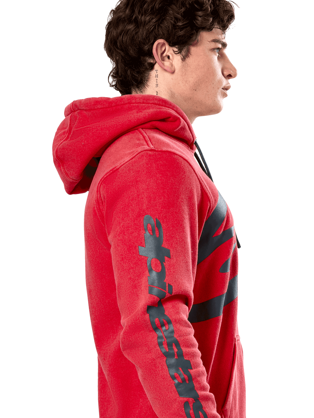 Alpinestars Unbound Hoodie, sudadera roja de forro polar, perfil lateral que muestra la marca denominativa Alpinestars en gris oscuro en la manga, acabado teñido en prenda con capucha con cordón, ropa urbana casual estilo motorsport