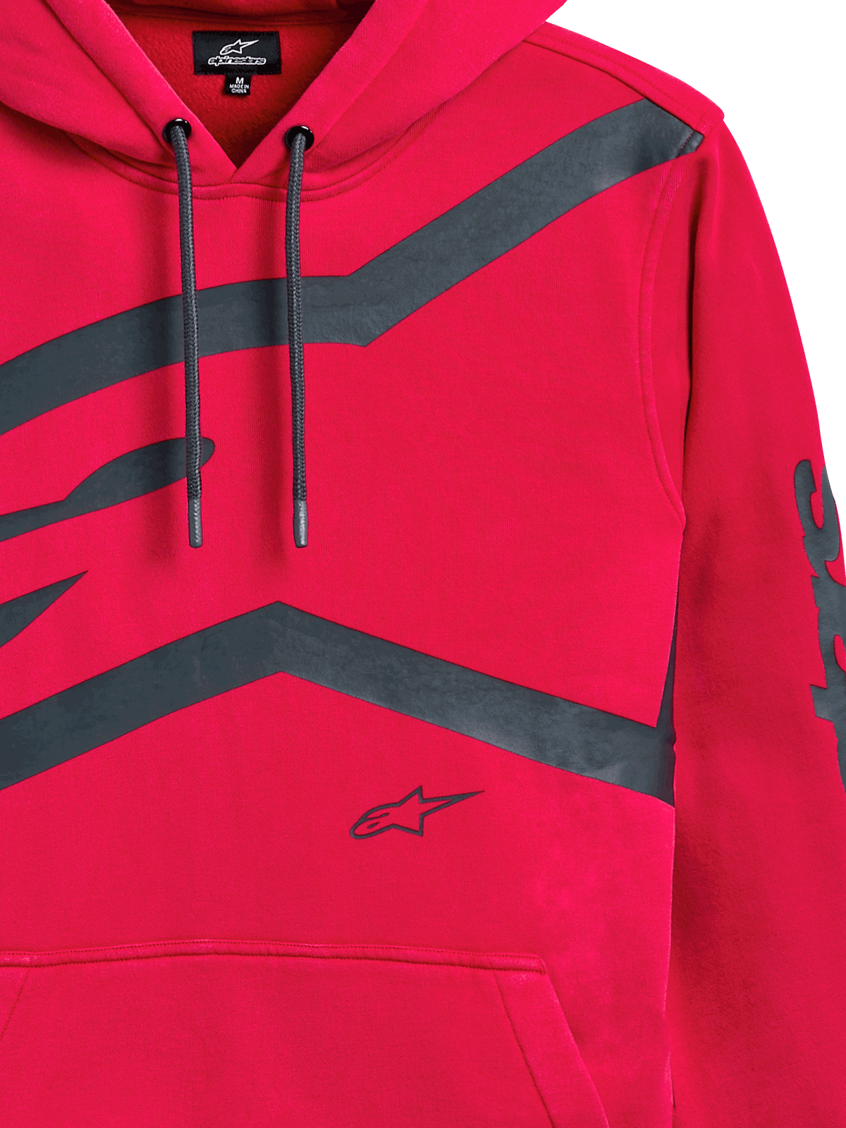 Sudadera con capucha Alpinestars Unbound, roja, primer plano del pecho frontal y la manga con grandes logotipos gráficos en gris oscuro, capucha con cordón, bolsillo canguro, ropa urbana informal inspirada en el automovilismo