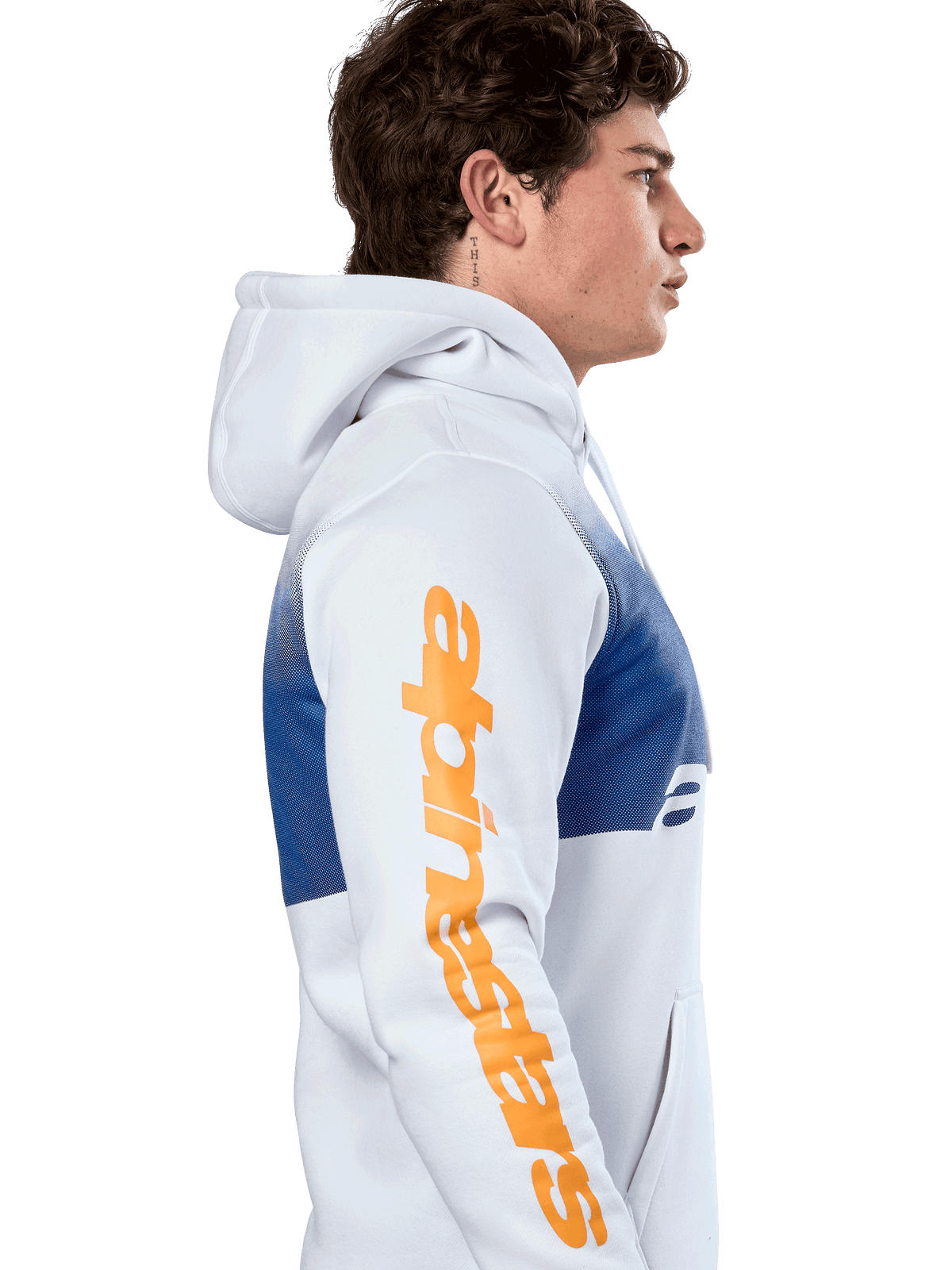 Sudadera con capucha Alpinestars Specter, estilo urbano casual, blanca con estampado de degradado azul, logotipo de Alpinestars en naranja de gran tamaño en la manga, perfil lateral de un hombre usando la sudadera