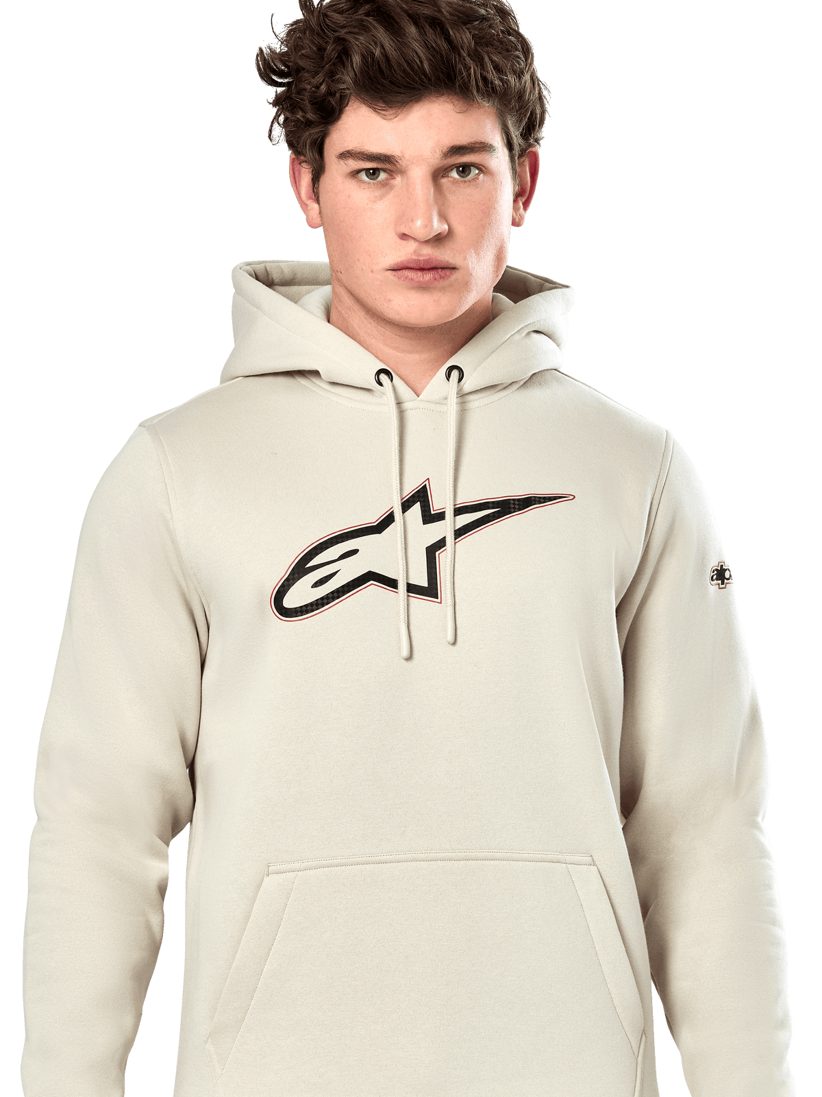 Alpinestars Insignia Hoodie, sudadera informal tipo pulóver, blanco roto con logotipo con efecto de fibra de carbono en el pecho, detalle de contorno rojo, capucha con cordón y bolsillo canguro, usada por un modelo, diseño inspirado en el automovilismo