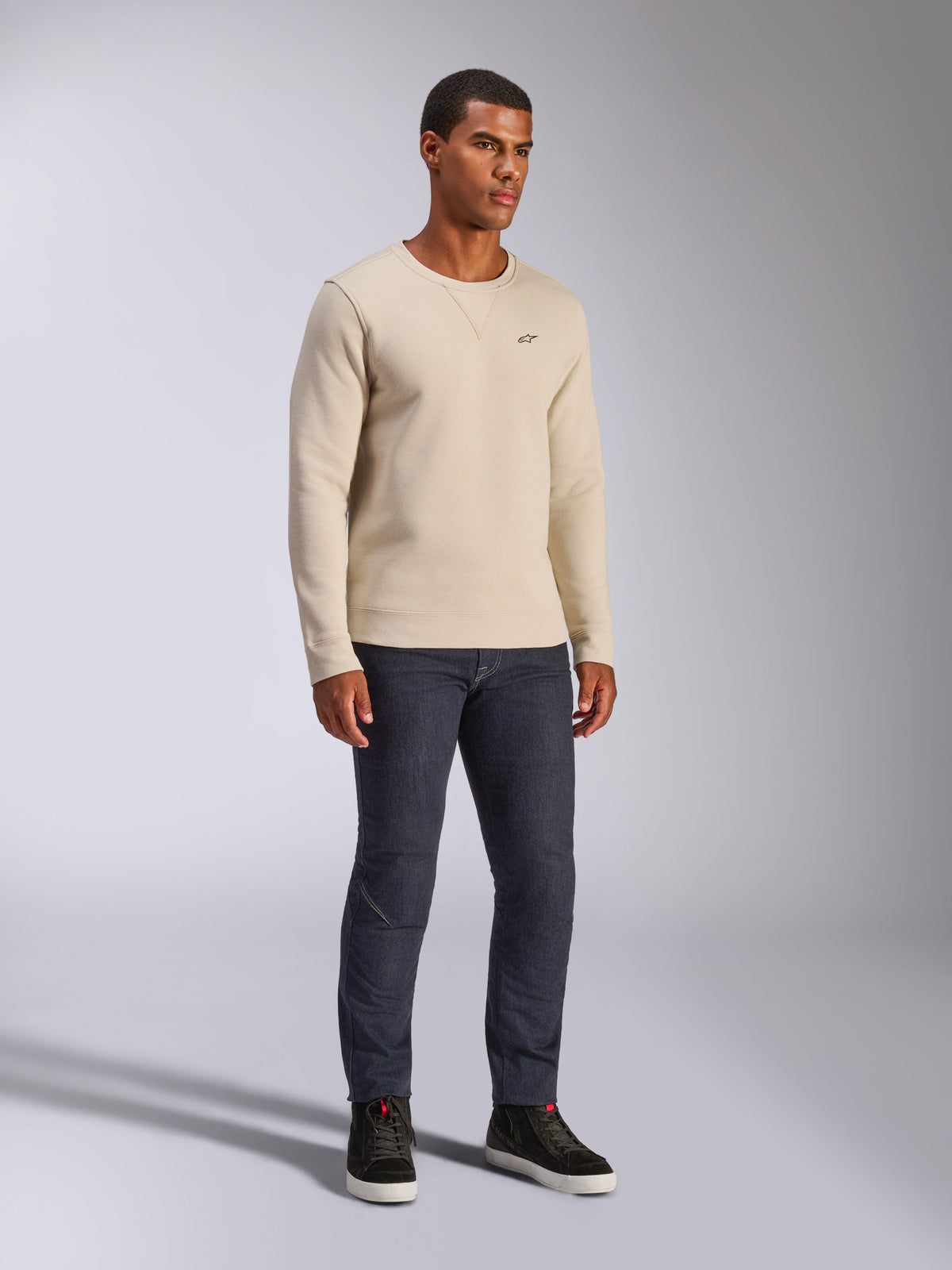 Alpinestars Positive Crew, sudadera de cuello redondo para hombre, color blanco roto, estilo urbano informal con pequeño logotipo A-star negro en el pecho, detalle de costura en V en el cuello y manga larga, diseño moderno inspirado en el motociclismo