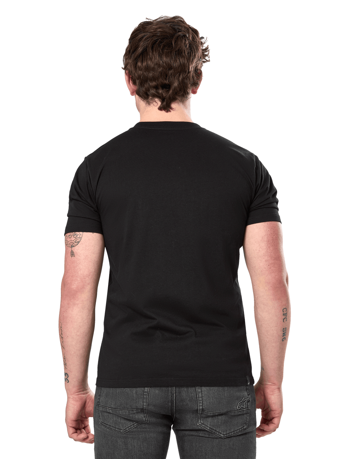 Camiseta Alpinestars Semicircle CSF, camiseta de manga corta, negra, vista trasera en modelo, parte posterior lisa, estilo streetwear casual de motorsport, combinada con pantalones vaqueros gris oscuro