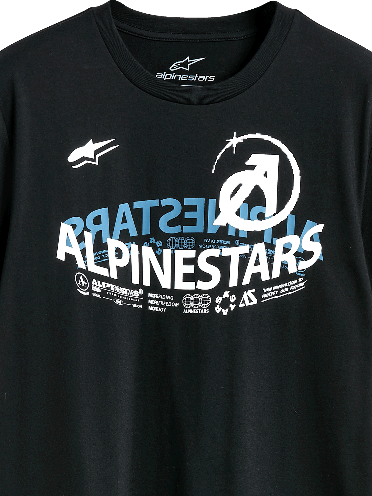 Camiseta Alpinestars Semicircle CSF, camiseta de manga corta, color negro, con un gráfico curvo semicircular de Alpinestars en blanco y azul con iconos técnicos y eslóganes, ropa urbana casual de motorsport