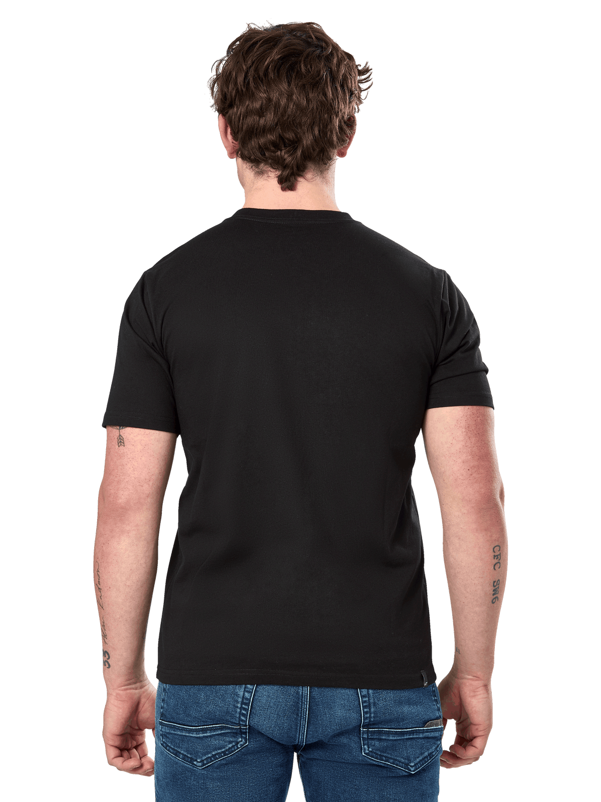 Camiseta Alpinestars Cereal CSF, camiseta de manga corta, negra, vista posterior, usada con jeans azules, ropa urbana casual inspirada en el automovilismo