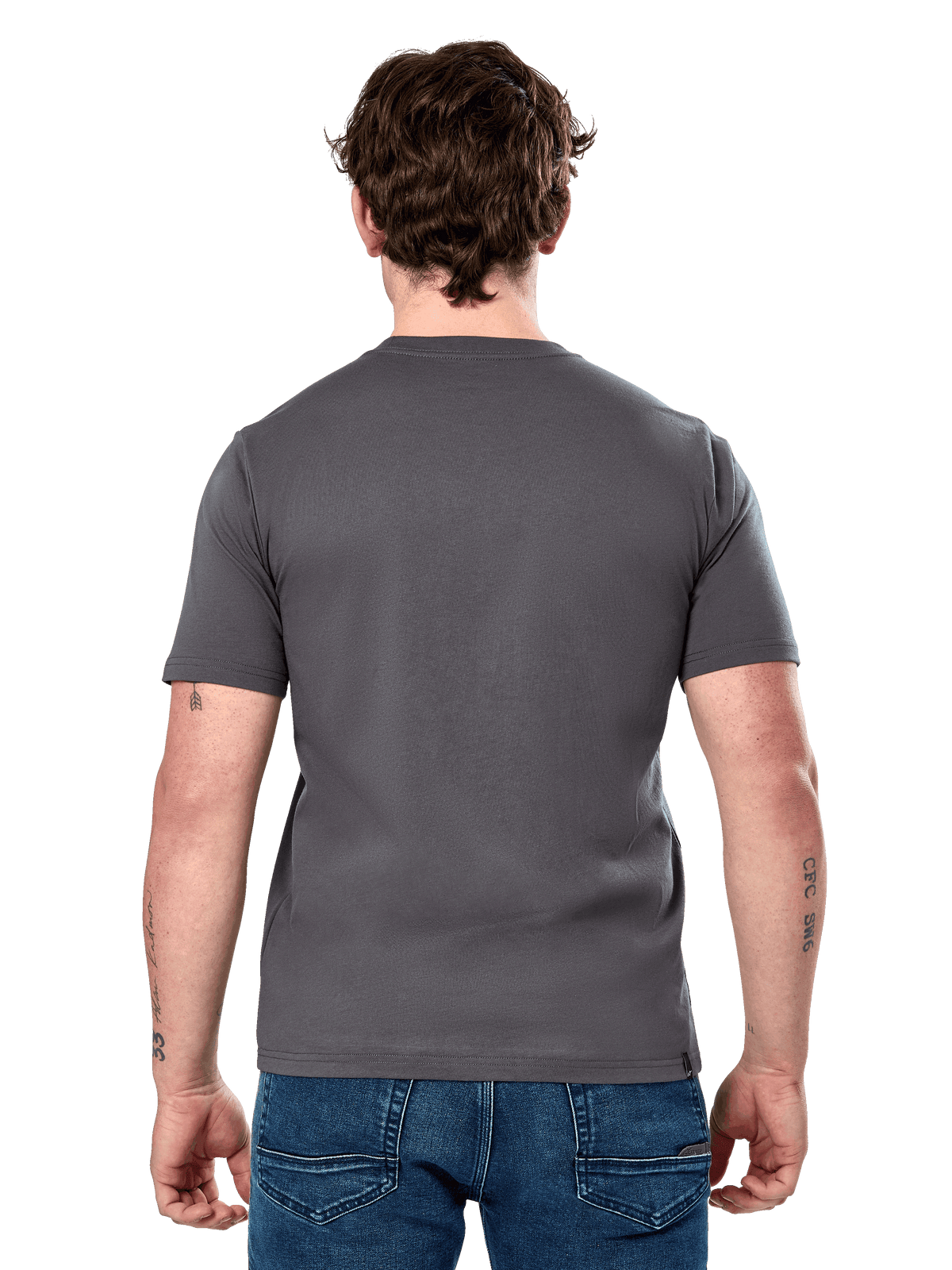 Camiseta Alpinestars Cereal CSF, camiseta de manga corta, color carbón, vista trasera, usada por un modelo con vaqueros azules, ropa urbana casual inspirada en el automovilismo