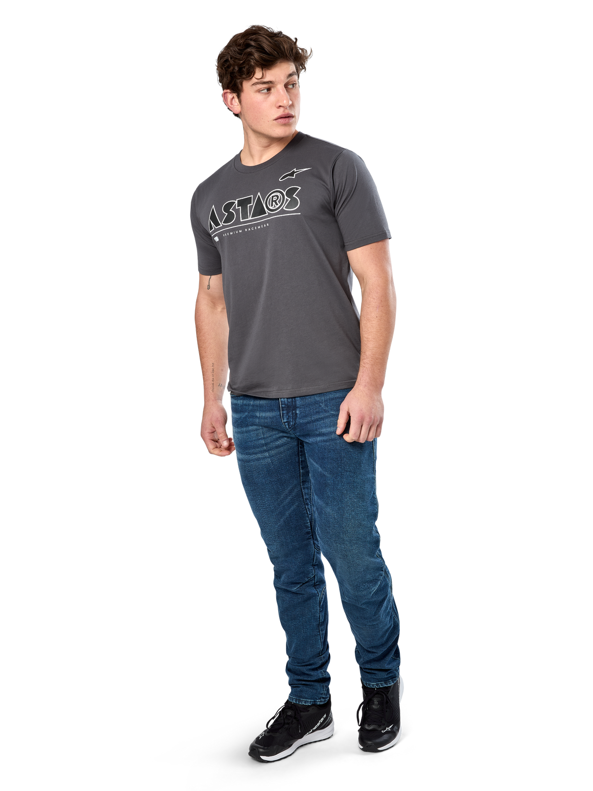 Alpinestars Cereal CSF Tee, camiseta de manga corta, gris carbón, logotipo de texto Astars geométrico blanco, ropa de calle casual de estilo motor usada con vaqueros azules y zapatillas negras