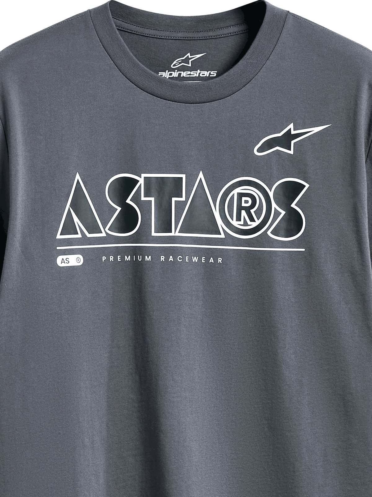 Alpinestars Cereal CSF Tee, camiseta de manga corta, gris carbón, vista detallada del gráfico frontal en el pecho con el logotipo de texto geométrico ASTARS en blanco y el eslogan PREMIUM RACEWEAR, estilo casual motorsport streetwear