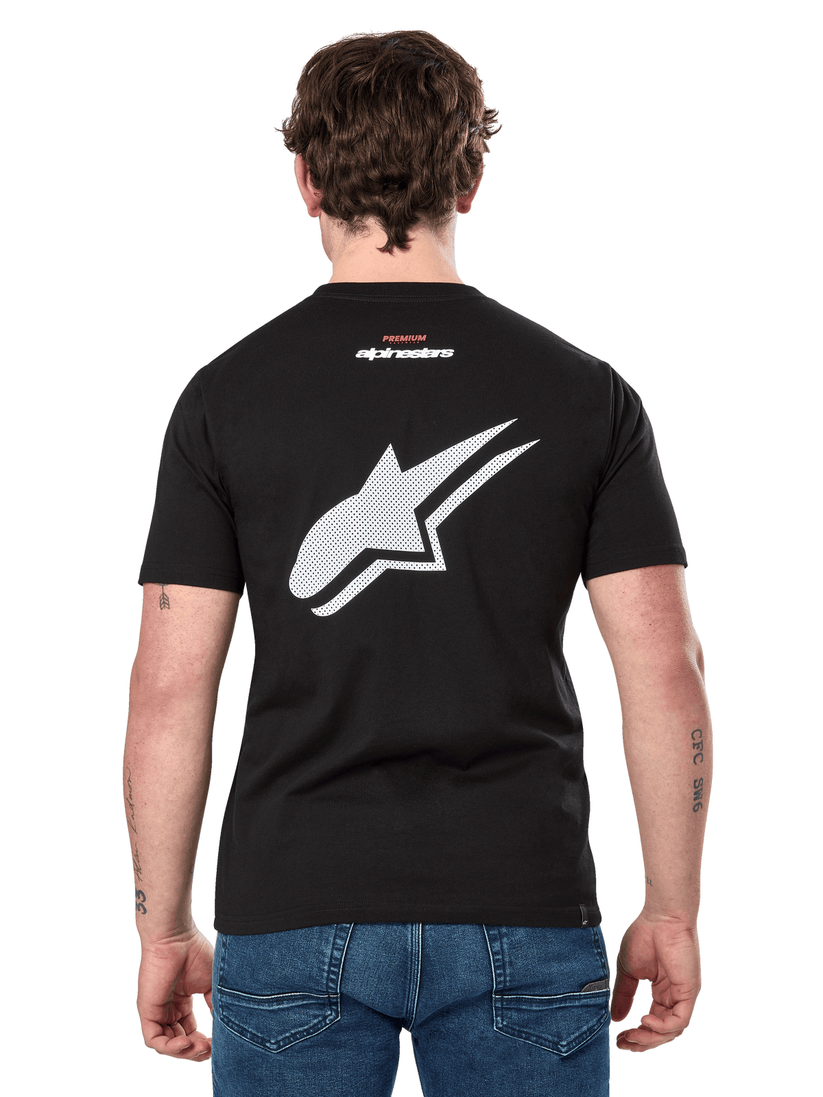 Alpinestars Formulate CSF Tee, camiseta de manga corta, negra, vista posterior que muestra un logotipo de Astars grande y perforado en blanco y marca Alpinestars pequeña, ropa deportiva casual inspirada en el automovilismo