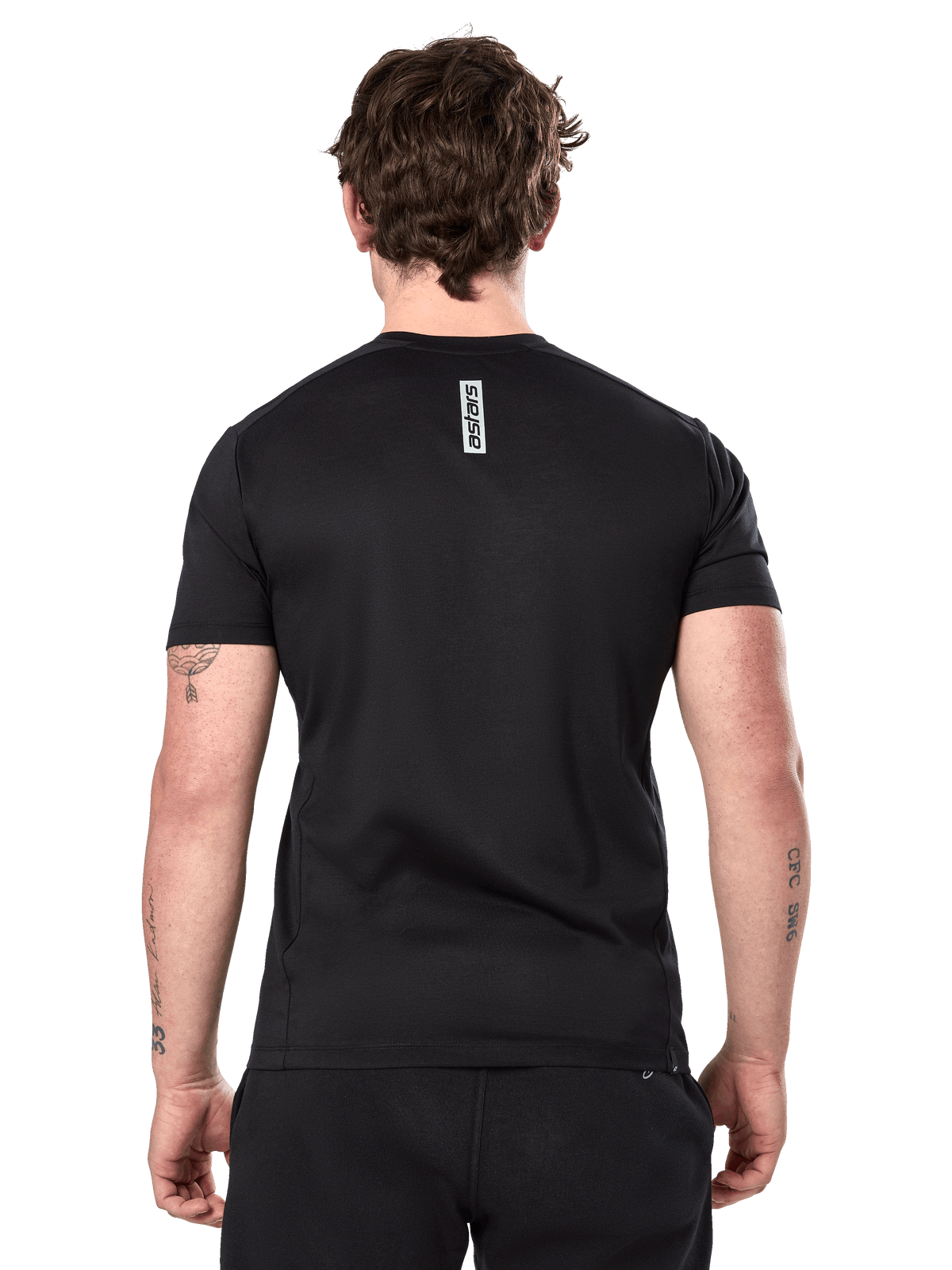 Camiseta Alpinestars Point Performance, camiseta de manga corta, negra, vista trasera en un hombre con un estampado vertical de la palabra astars en la parte superior de la espalda, ropa deportiva de rendimiento casual