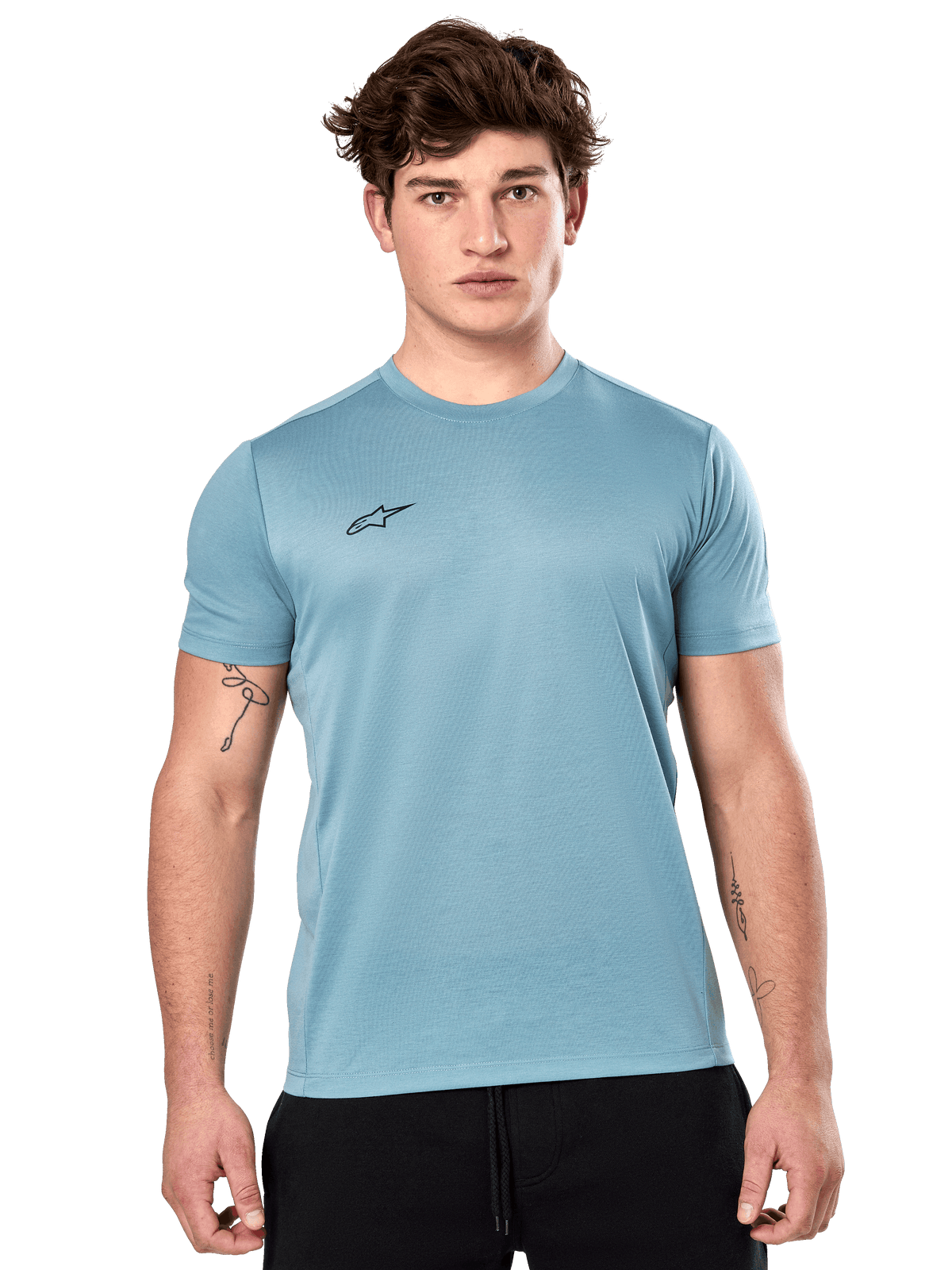 Alpinestars Point Performance Tee, camiseta de manga corta, color azul hielo, con un pequeño logotipo negro en el pecho, llevada por un modelo con pantalones cortos negros, ropa deportiva de alto rendimiento de estilo casual