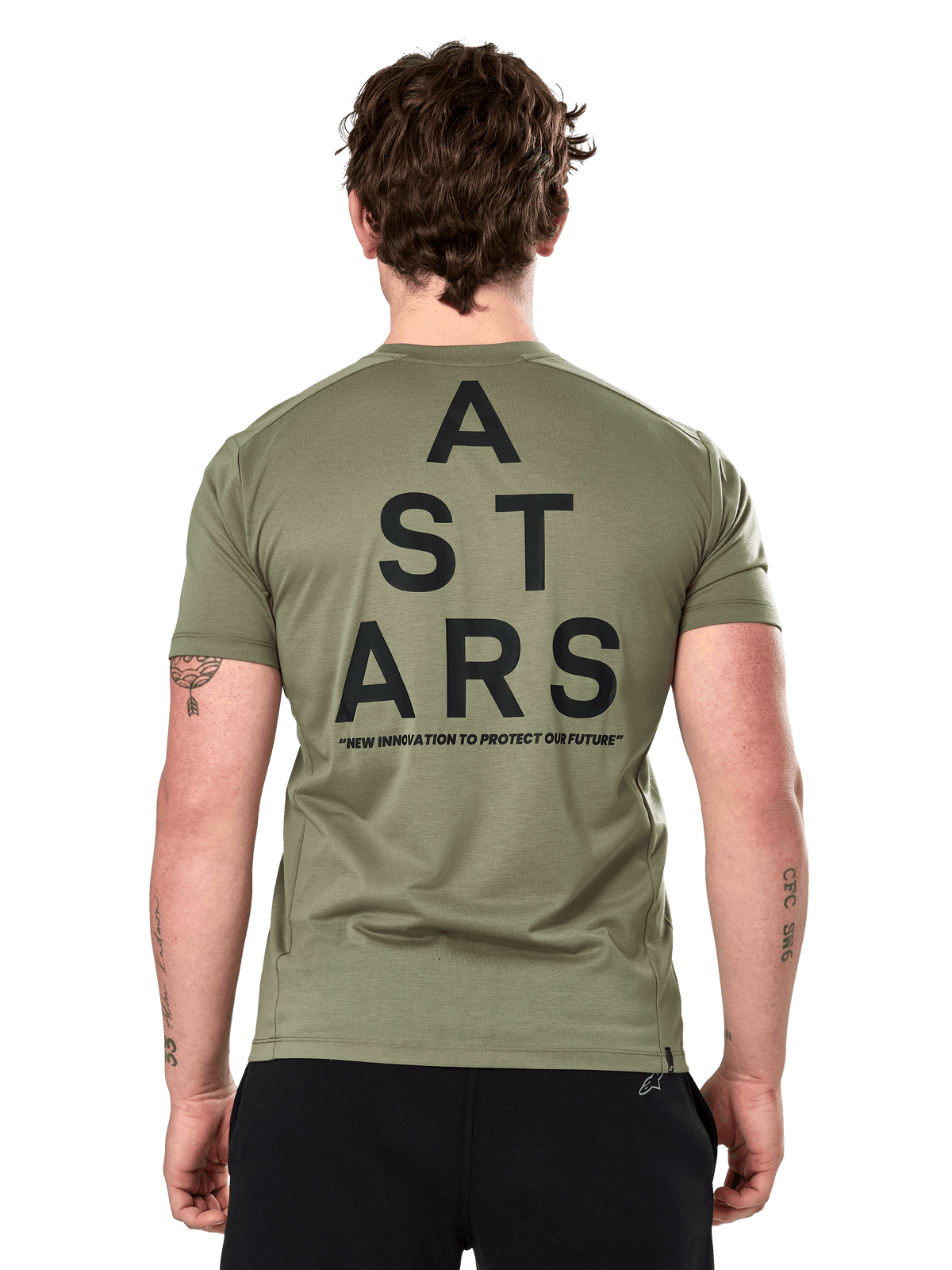 Alpinestars Attrition Performance Tee, camiseta de manga corta, verde claro, vista trasera con gráfico de texto apilado "A STARS" en negro y mensaje "NEW INNOVATION TO PROTECT OUR FUTURE", ropa deportiva de alto rendimiento sostenible