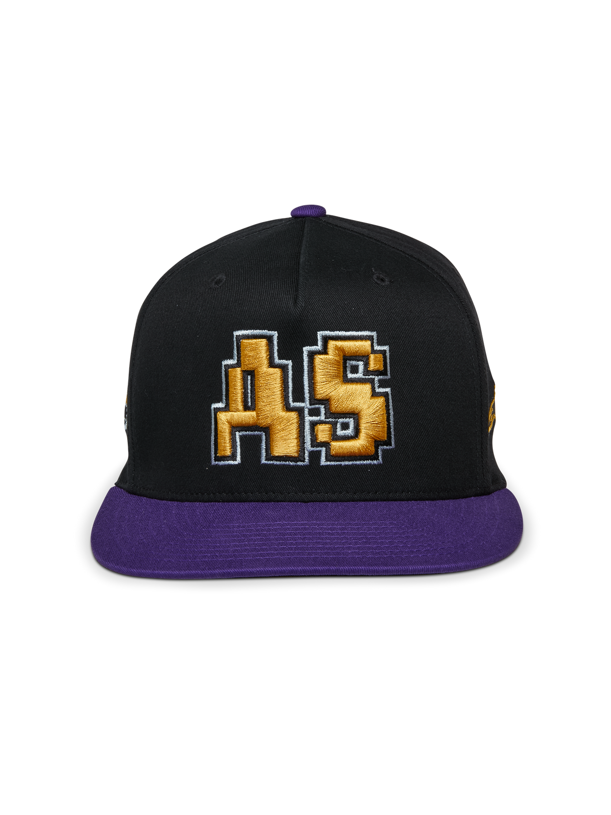 Alpinestars Franchise Hat, gorra de visera plana en negro y morado, corona estructurada con visera y botón superior morados, con un logotipo "AS" bordado en 3D en color dorado en el frente, estilo casual de moda urbana inspirado en el automovilismo
