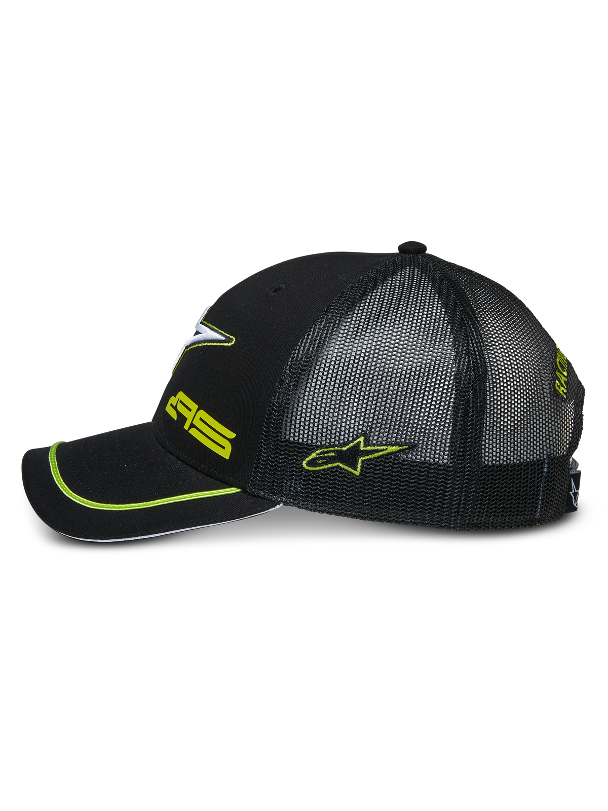 Gorra Trucker Alpinestars Exceed, perfil lateral de una gorra snapback negra con parte trasera de malla negra, visera curva con ribete verde neón, logotipos bordados en verde neón, accesorio casual de estilo motorsport