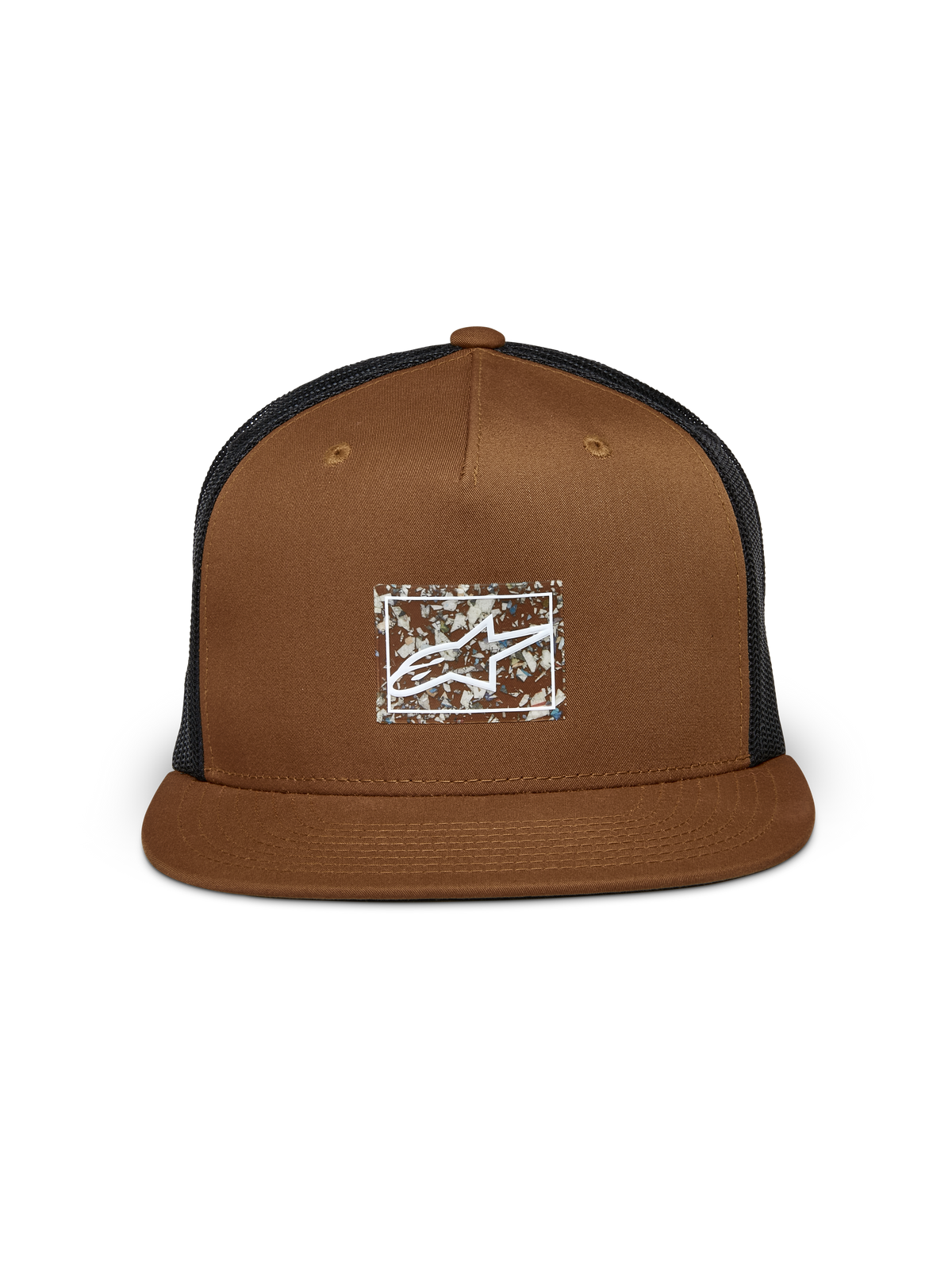 Gorra Trucker Alpinestars Mackinic, marrón y negra, visera plana con copa estructurada, con logo frontal de transferencia térmica TPU en papel reciclado, parte trasera de rejilla negra, accesorio de ropa deportiva casual