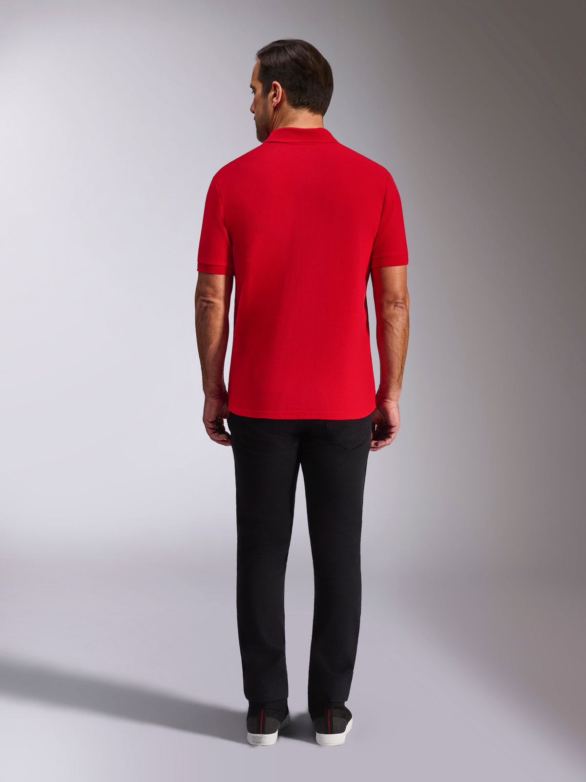 Polo Alpinestars Endeavor Classic, polo de piqué rojo, vista posterior, usado con pantalones negros, estilo casual de streetwear para deportes de motor con cuello y puños de las mangas acanalados