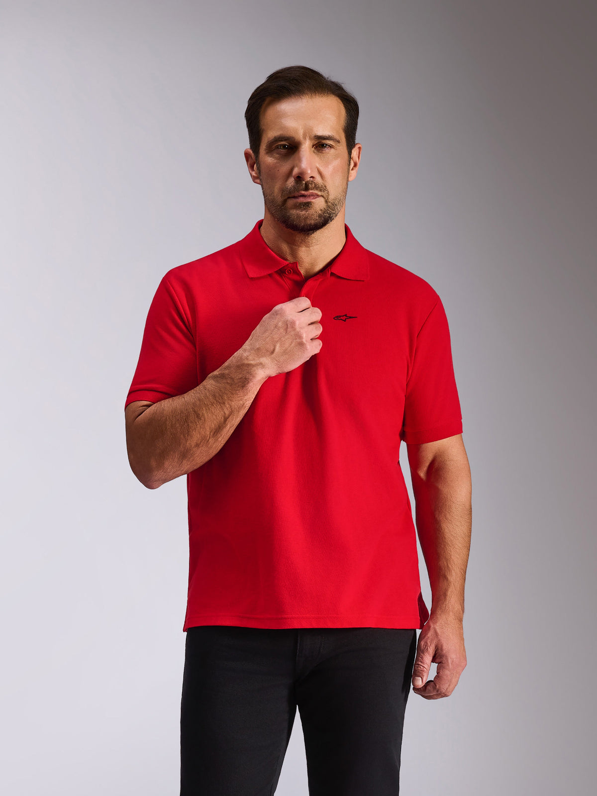 Polo Clásico Endeavor de Alpinestars, polo de piqué de manga corta, rojo, con un pequeño logotipo negro de Astars en el pecho, tapeta de 3 botones y cuello acanalado, ropa deportiva casual inspirada en el automovilismo