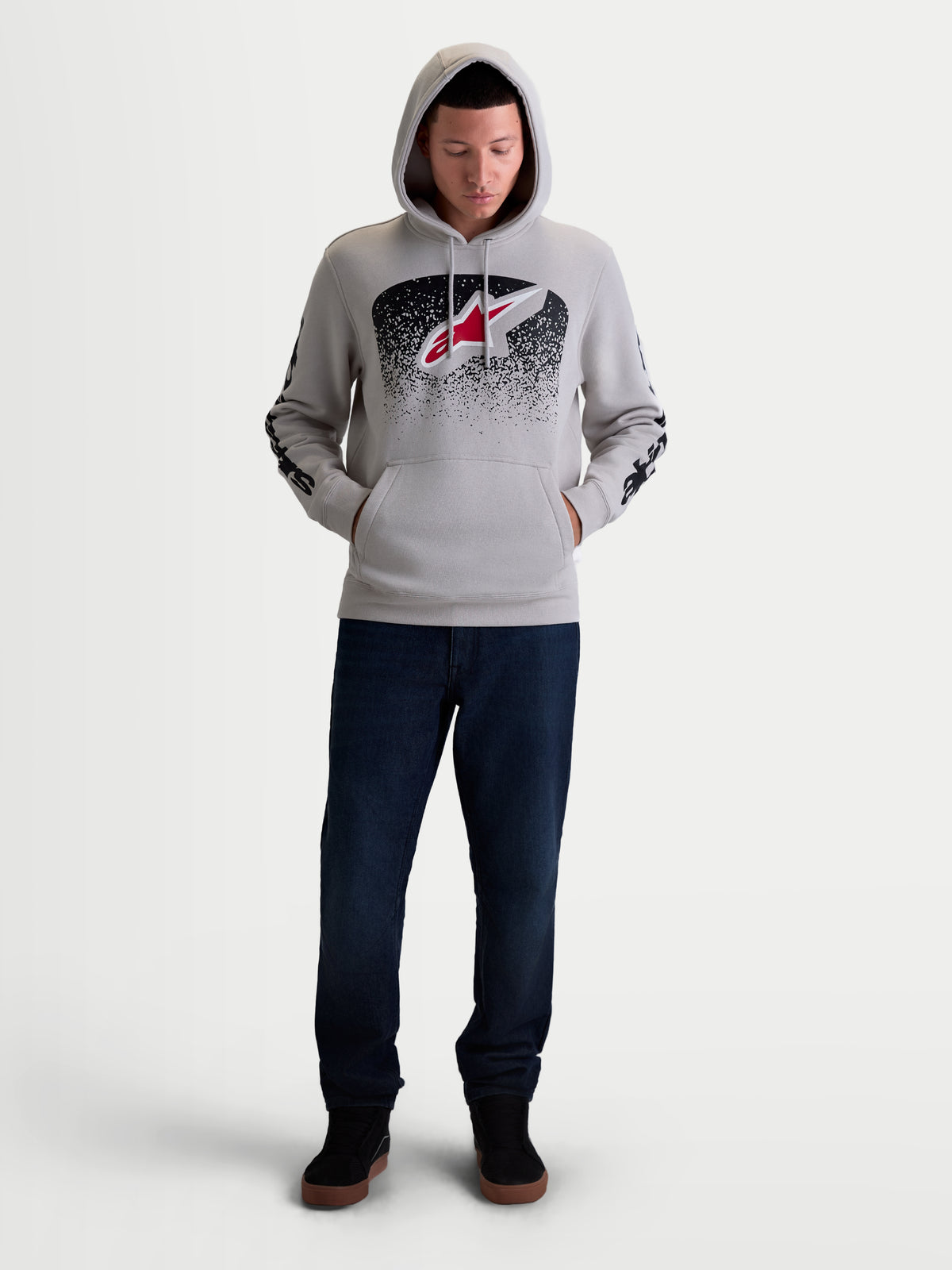 Alpinestars Sudadera con capucha Obsessed, sudadera para hombre de estilo casual inspirado en el motorsport, gris cemento con gráficos degradados en rojo y negro, logotipo Astars en el pecho y branding en las mangas, confeccionada en mezcla de algodón y poliéster reciclado.