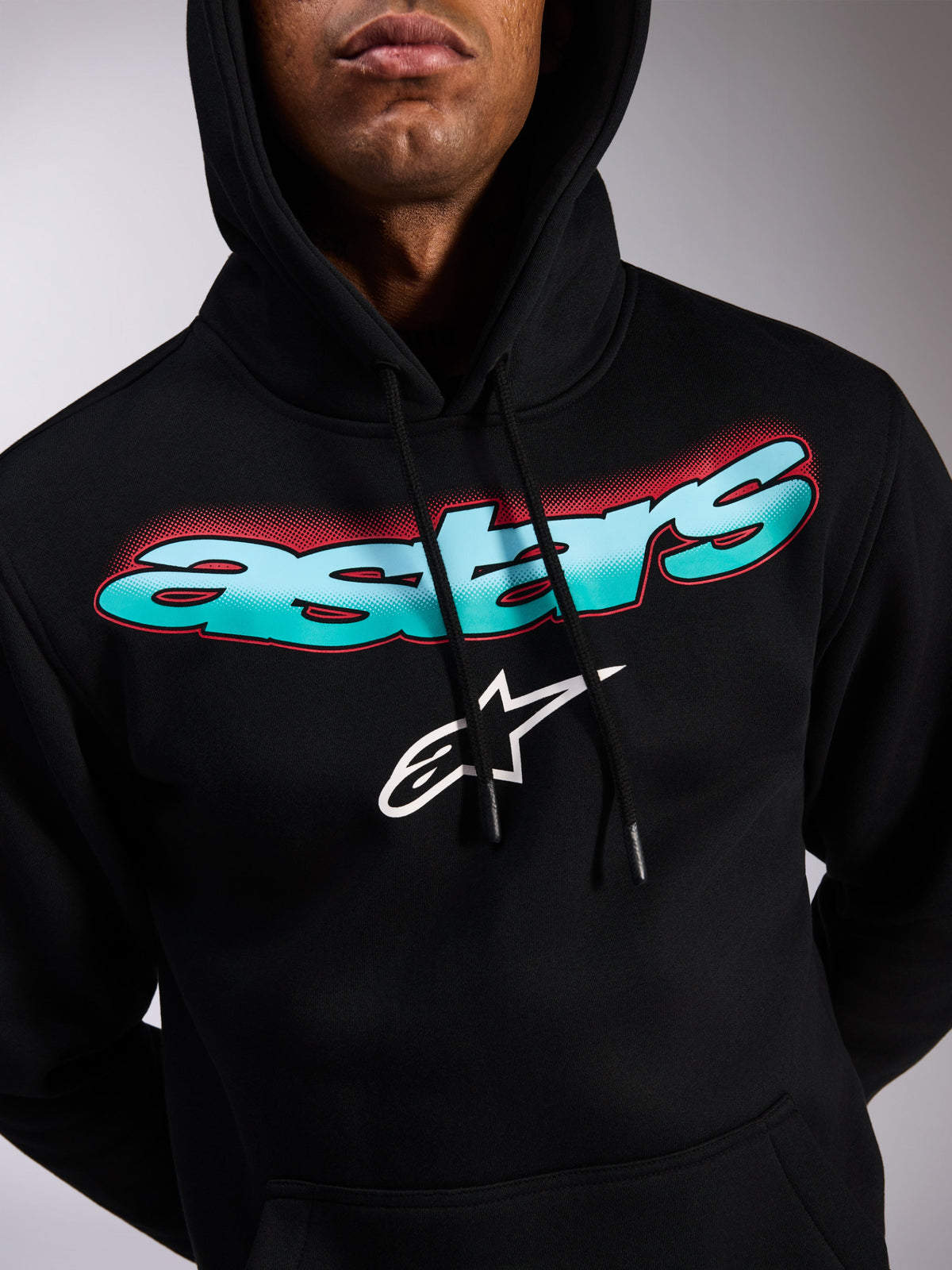 Sudadera con capucha Alpinestars Ellipsoid, sudadera negra tipo pulóver, logotipo Astars con degradado de color turquesa y azul y acentos en semitono rojo, logotipo de estrella blanca, capucha con cordón, ropa urbana casual inspirada en el automovilismo