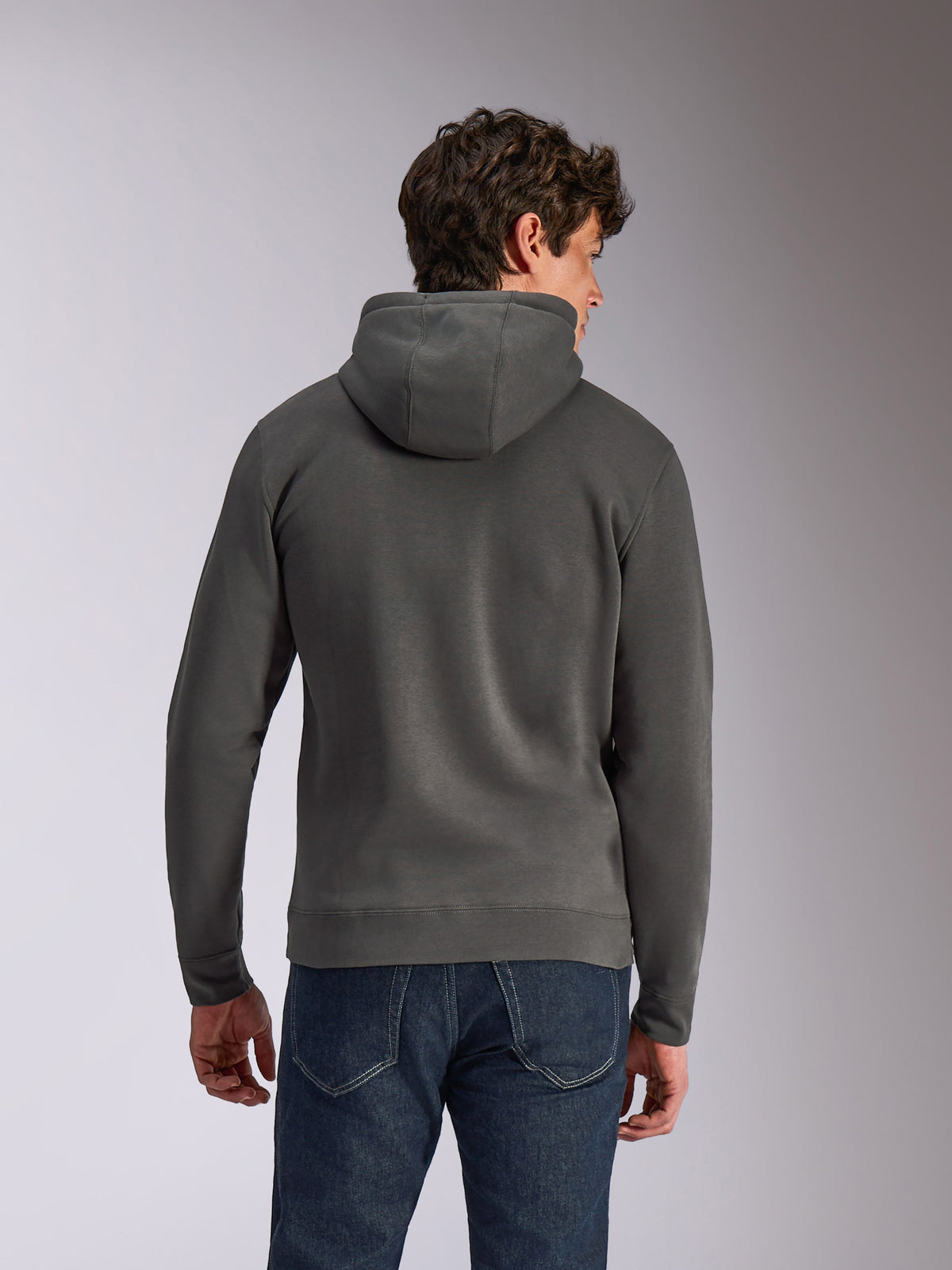 Sudadera con capucha Alpinestars Ellipsoid, gris gunmetal, ropa deportiva casual, vista trasera de un hombre con sudadera con capucha, puños y dobladillo de canalé, combinada con vaqueros azules
