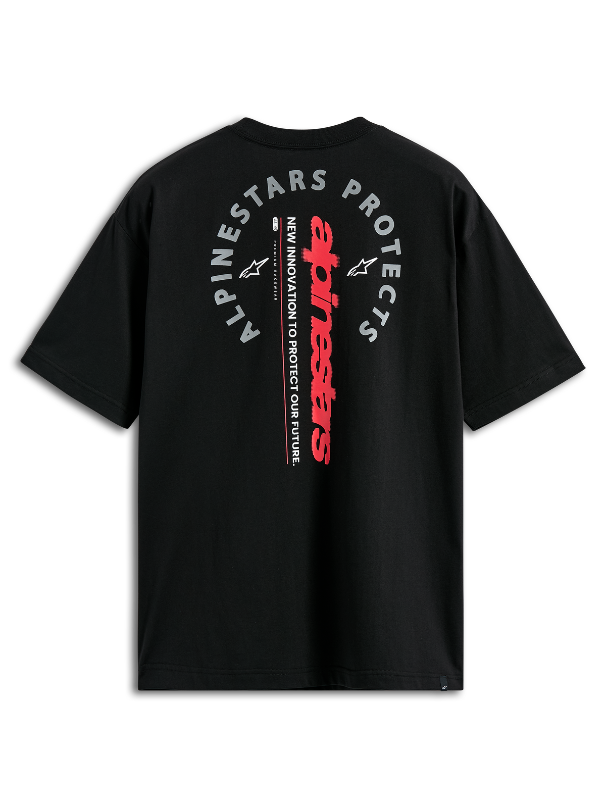 Camiseta Alpinestars Overhang Oversized CSF, de manga corta, negra, vista posterior con logotipo vertical rojo y gráfico gris 'Alpinestars Protects', estilo streetwear casual de motociclismo