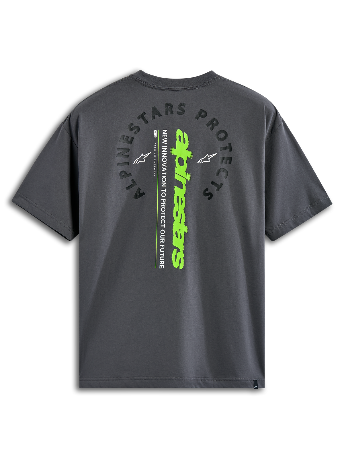 Camiseta Alpinestars Overhang Oversized CSF de manga corta, gris carbón, vista posterior con el texto arqueado 'Alpinestars Protects' y logotipo vertical en verde lima, ropa urbana casual inspirada en el automovilismo