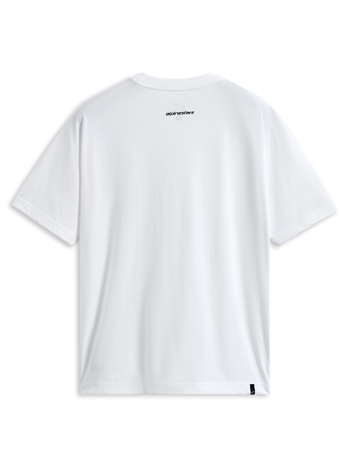 Alpinestars Focused Oversized CSF Tee, camiseta de manga corta, blanca, vista trasera con pequeño logotipo de Alpinestars en negro en el cuello y etiqueta externa en el dobladillo, estilo casual motorsport