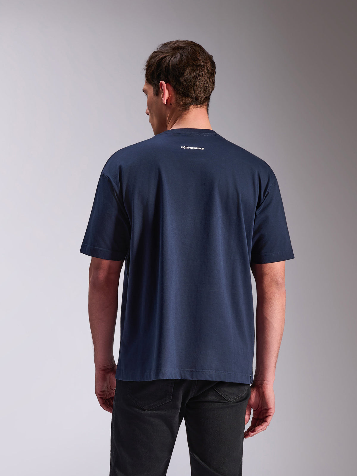 Camiseta Alpinestars Focused Oversized CSF, camiseta de manga corta, azul marino, vista trasera que muestra un pequeño logotipo de Alpinestars en blanco, ajuste relajado, ropa urbana casual inspirada en el automovilismo