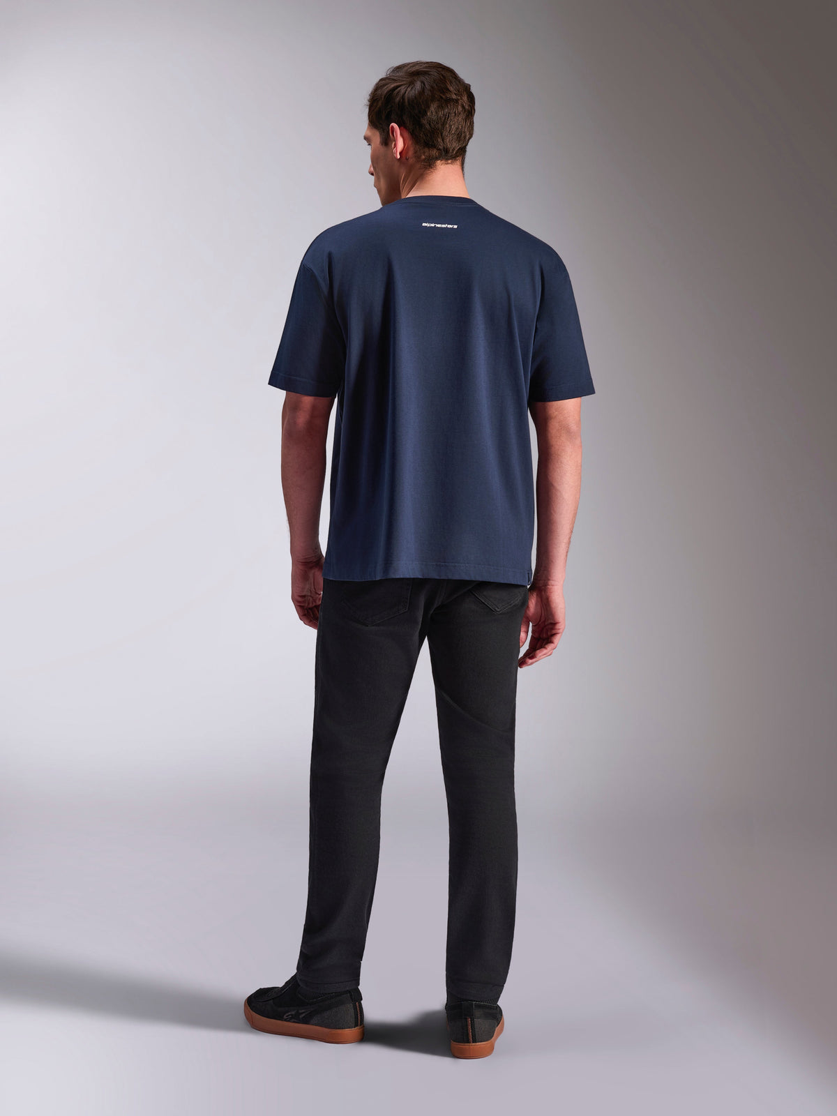 Alpinestars Focused Oversized CSF Tee, camiseta de manga corta, azul marino, vista posterior con un pequeño logotipo de Alpinestars blanco en la parte superior de la espalda, silueta relajada de corte oversize, ropa urbana casual inspirada en el motorsport
